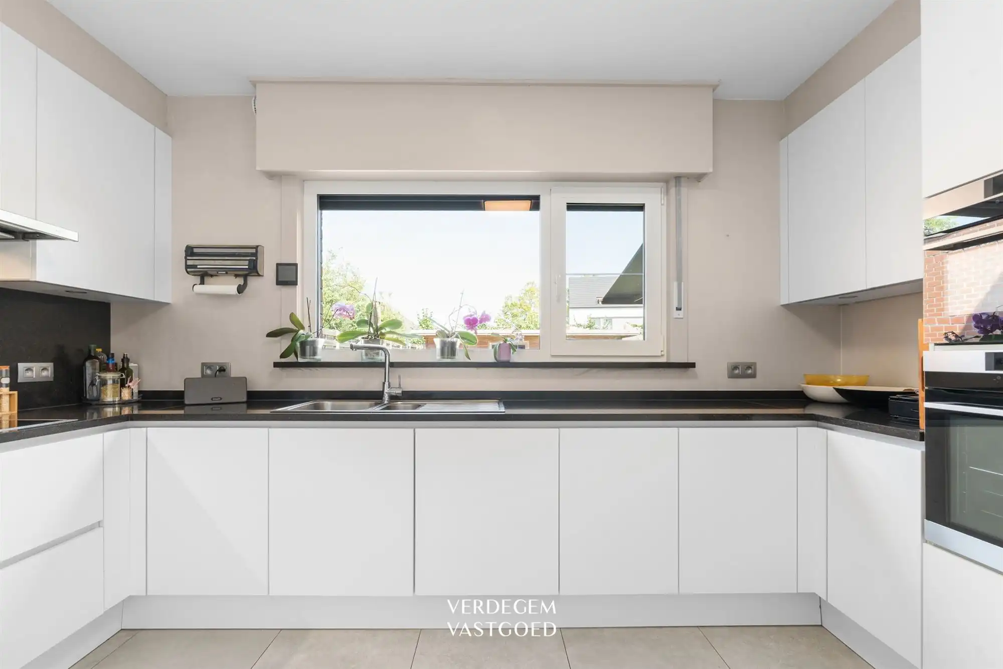Knappe familiewoning met 4 slaapkamers, garage en geniettuin foto 10