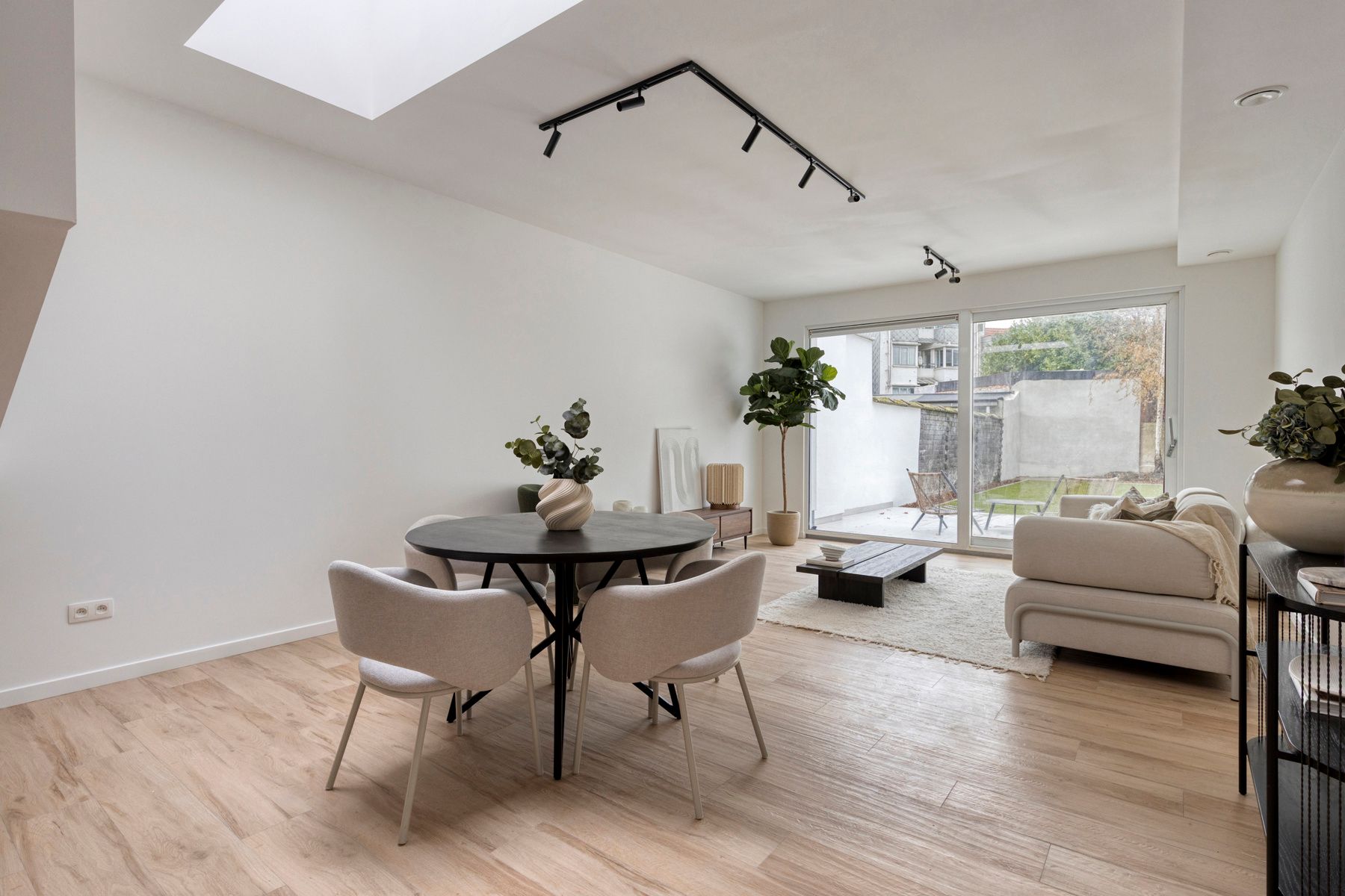 Energiezuinige vernieuwde woning met 4 slaapkamers. foto 3