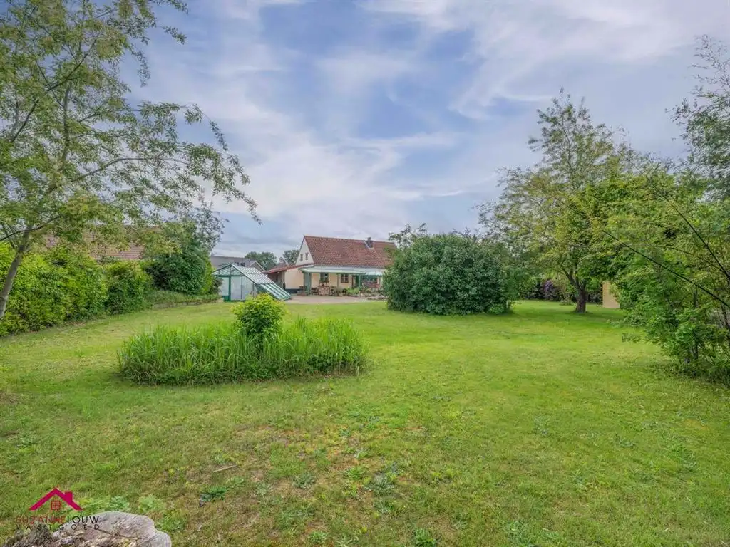 Karaktervolle, vrijstaande woning op riant perceel foto 11