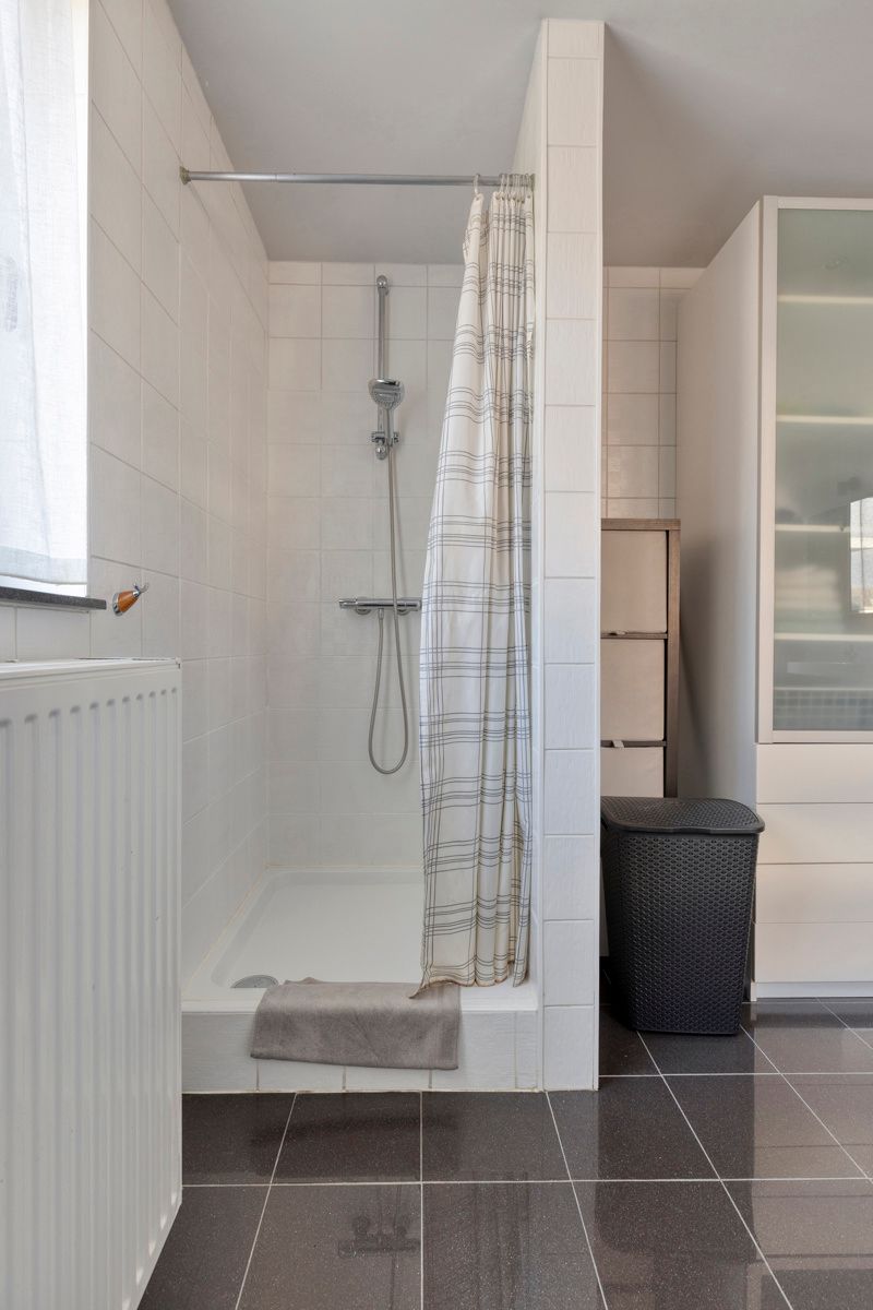 Ruime woning met 4 slaapkamers, garage en tuin foto 17