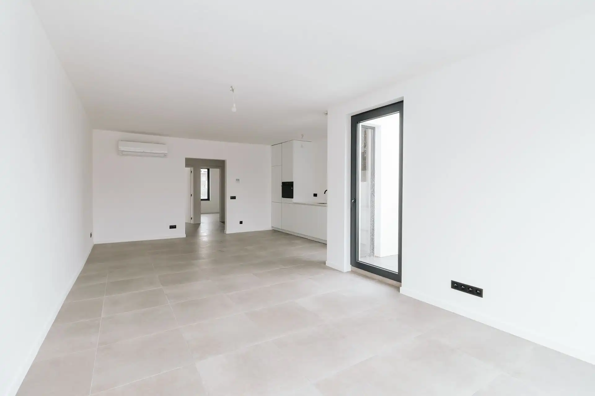 Gerenoveerde woning met magazijn foto 4