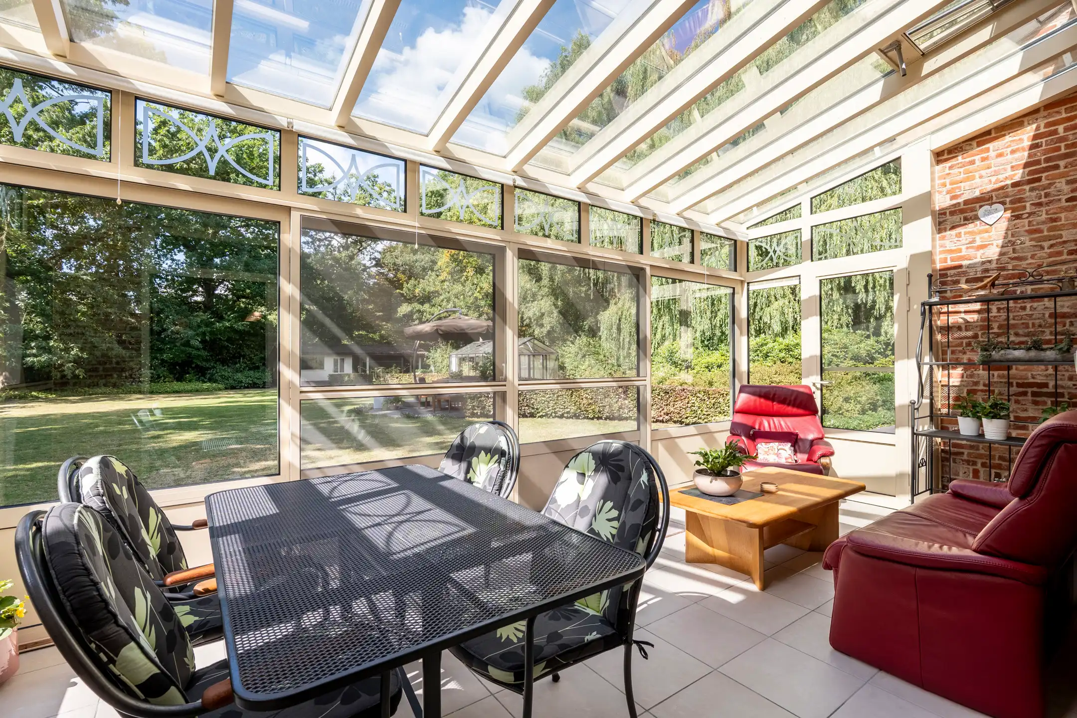 Ruime villa met aangelegde tuin foto 15