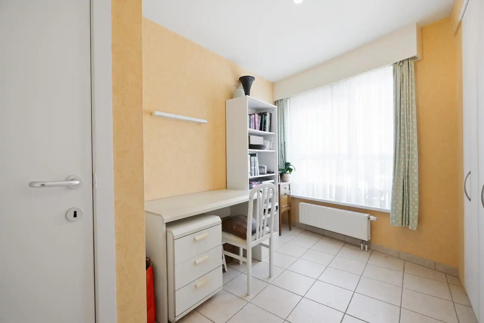 Instapklaar 2-slaapkamerappartement (89m² + 8m² terras) nabij de haven van Nieuwpoort. foto 7