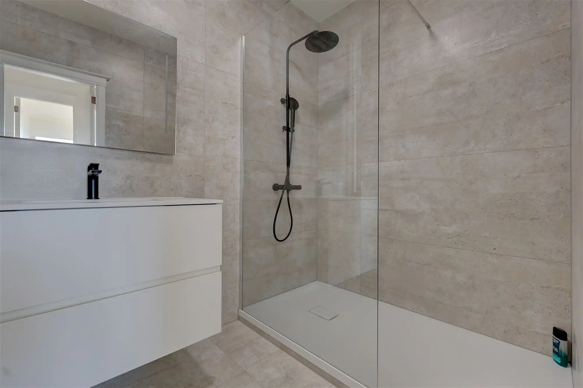 Knap gerenoveerd appartement met 2 slaapkamers en terras foto 10