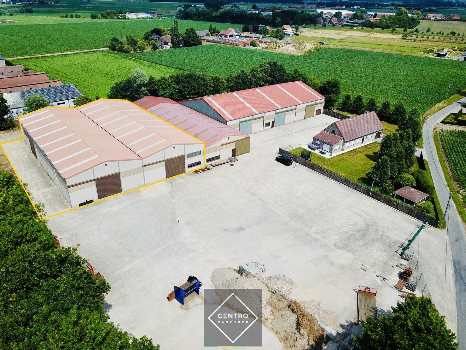 Instapklare MAGAZIJNEN (1.500m²), voorzien van 2 ROLBRUGGEN (5 ton) en geïntegreerde KANTOORRUIMTE met sanitaire voorzieningen. Op ambachtelijke zone te Wingene! foto {{pictureIndex}}
