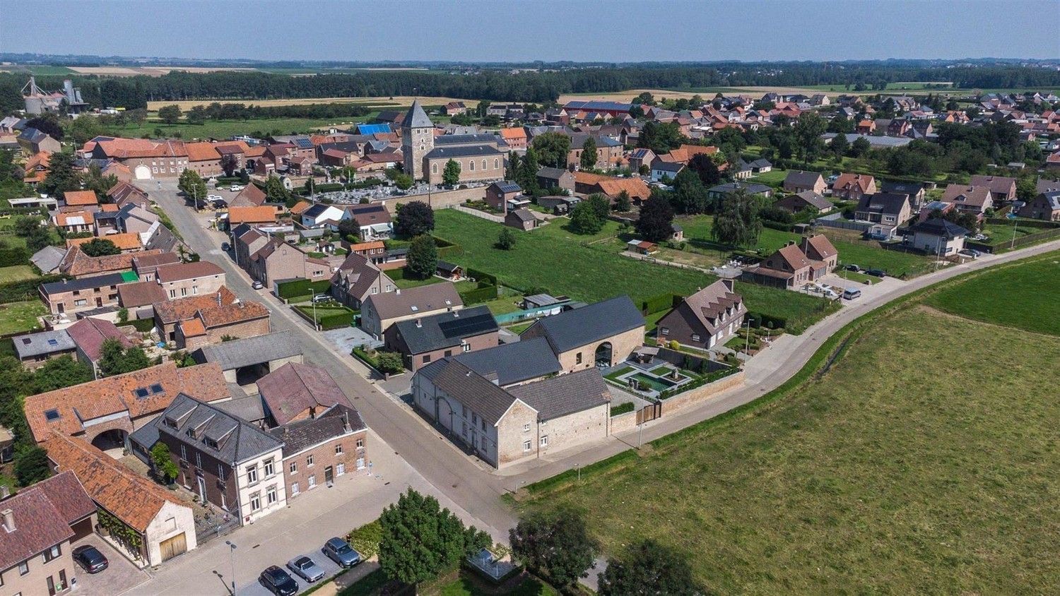 Luxueuze hoeve met schitterende binnenplaats en zwemvijver op een idyllische, natuurrijke locatie te Tongeren foto 2