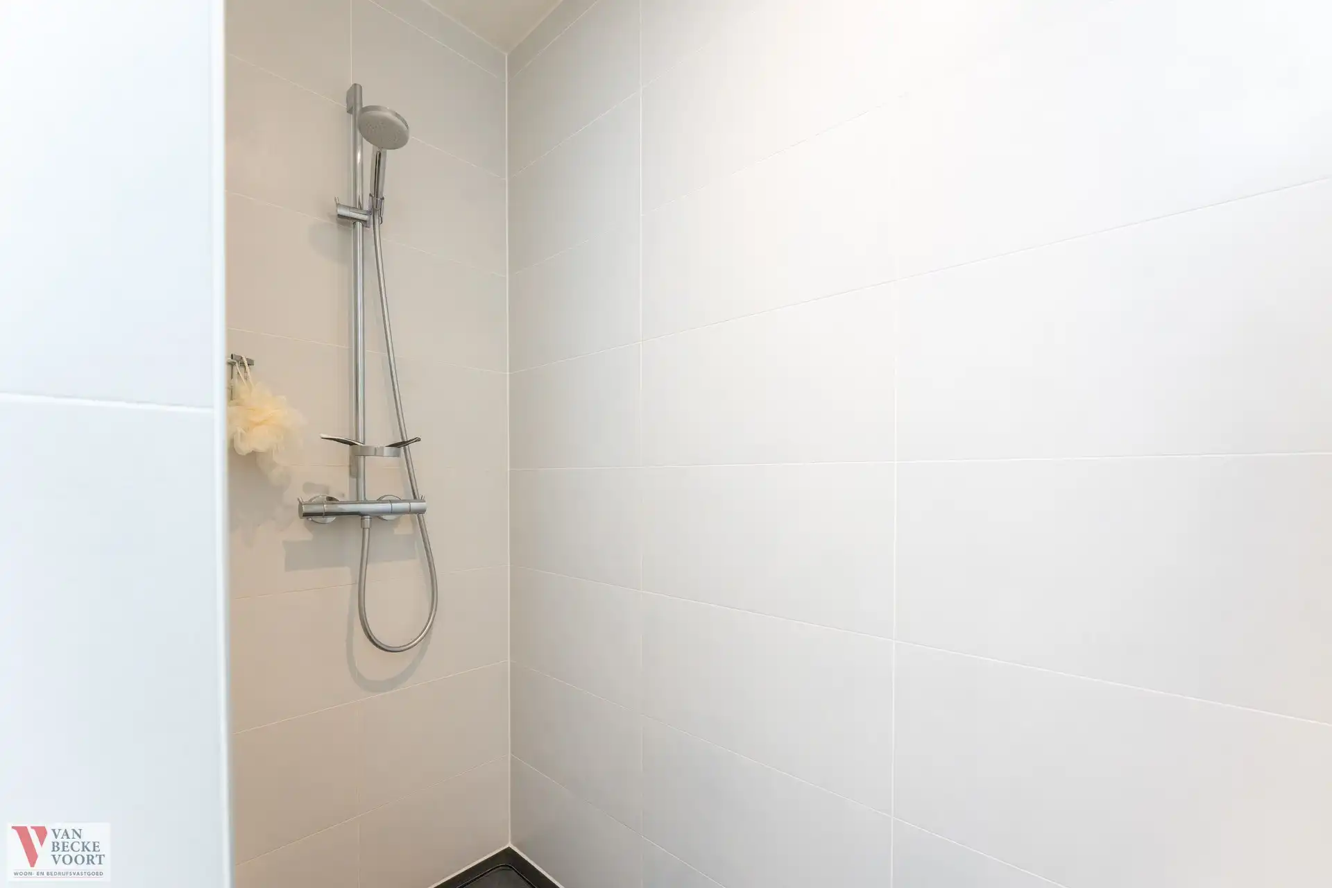 Gelijkvloers appartement op onevenaarbare locatie foto 15