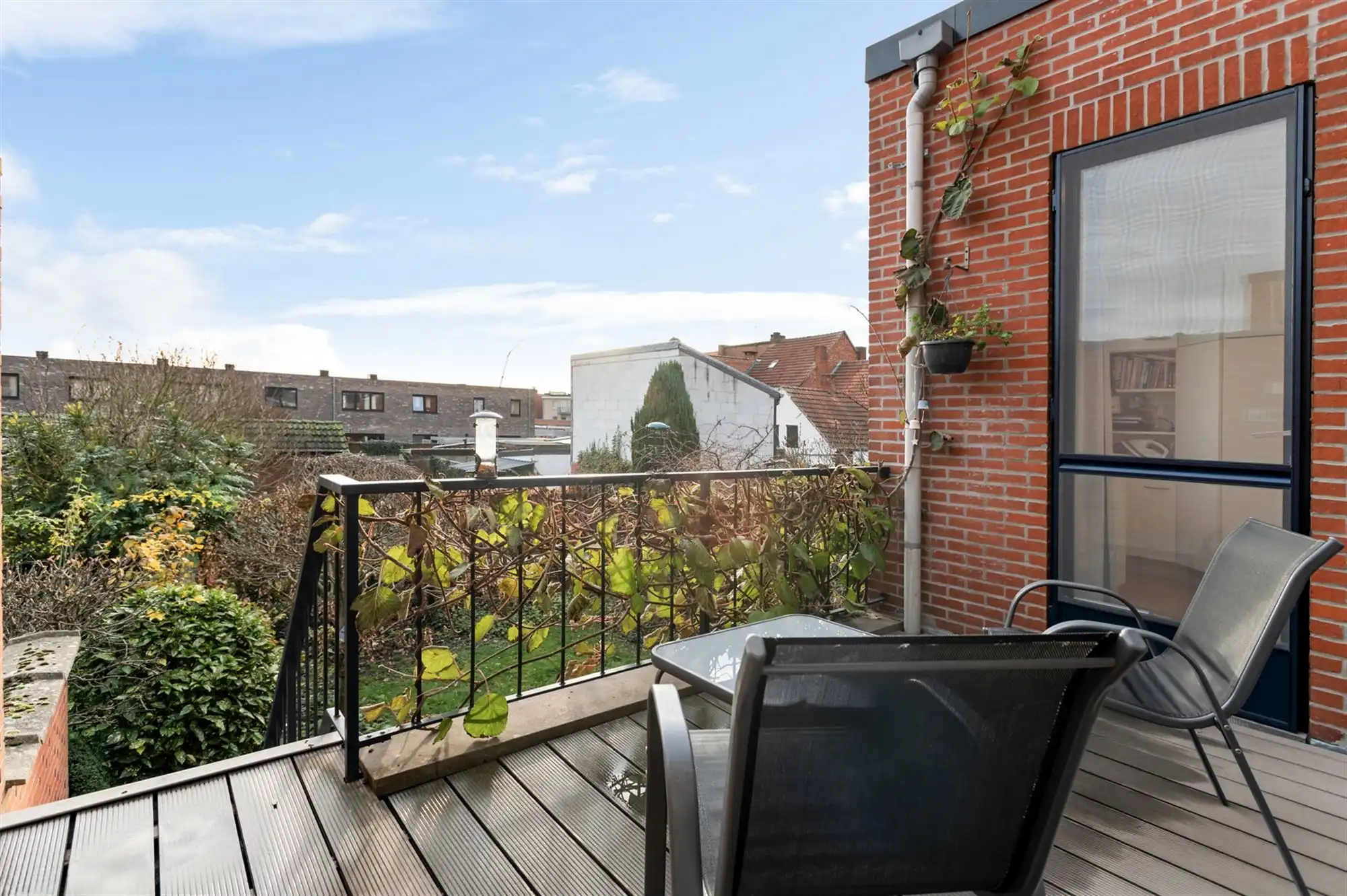 Bel-etage woning met 3 slaapkamers en tuinpoort aan straatkant. foto 7