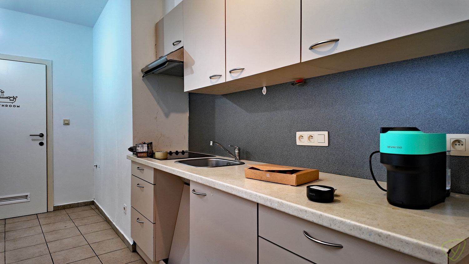 Ruime handelsruimte gelegen op de Markt van Eeklo! foto 9