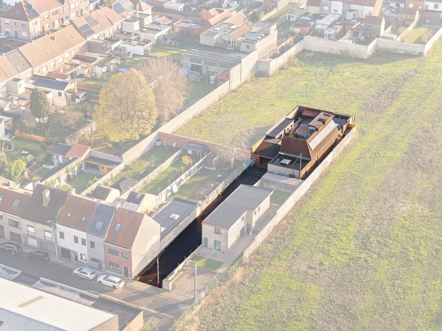 Vrijstaande woning in tweede lijn met 2 kamers op het gelijkvloers en voldoende stockageruimte en gesloten garage van 40m² foto 2