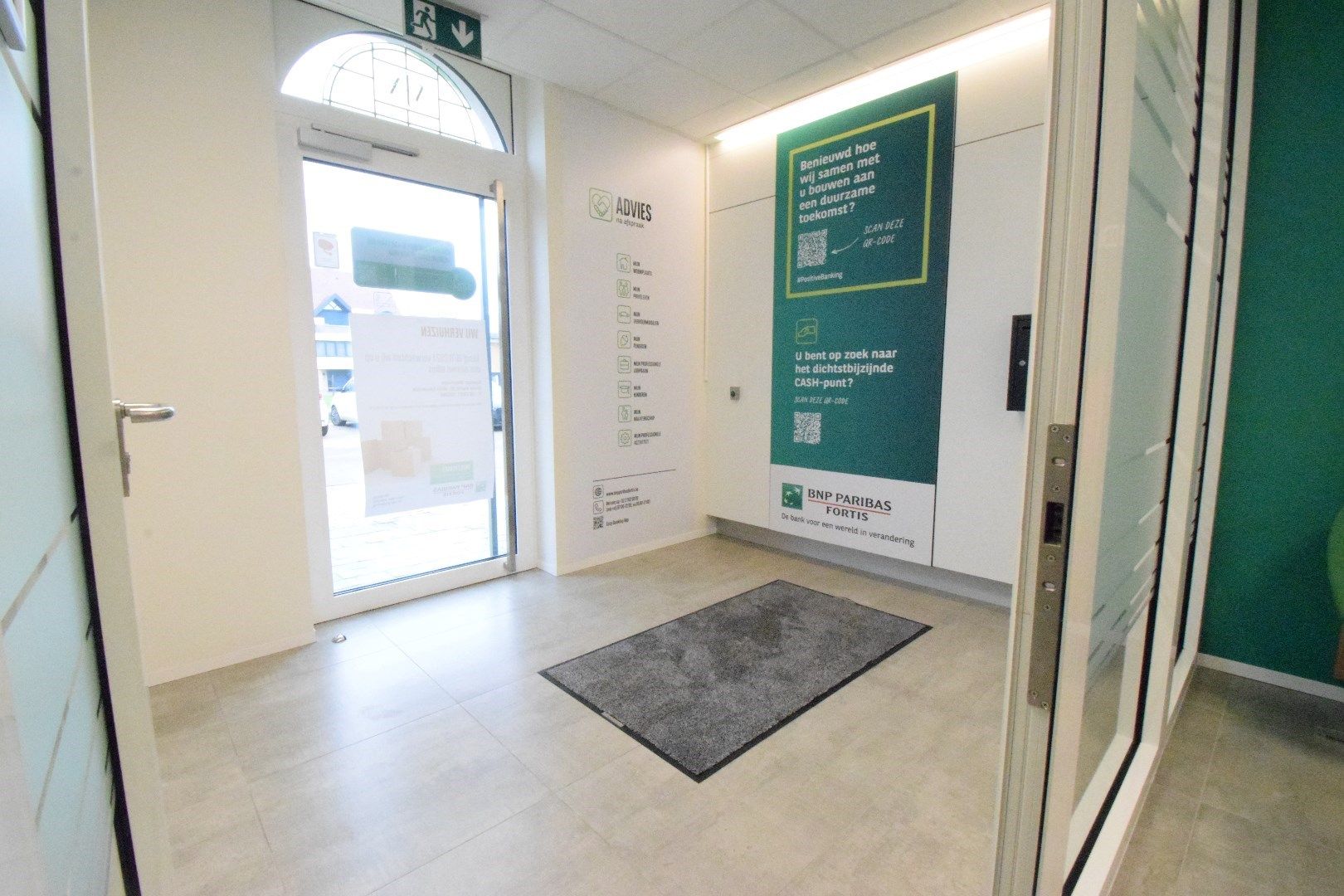 Handelsruimte/kantoorruimte TE HUUR: Markt 18, 8650 Houthulst foto 2