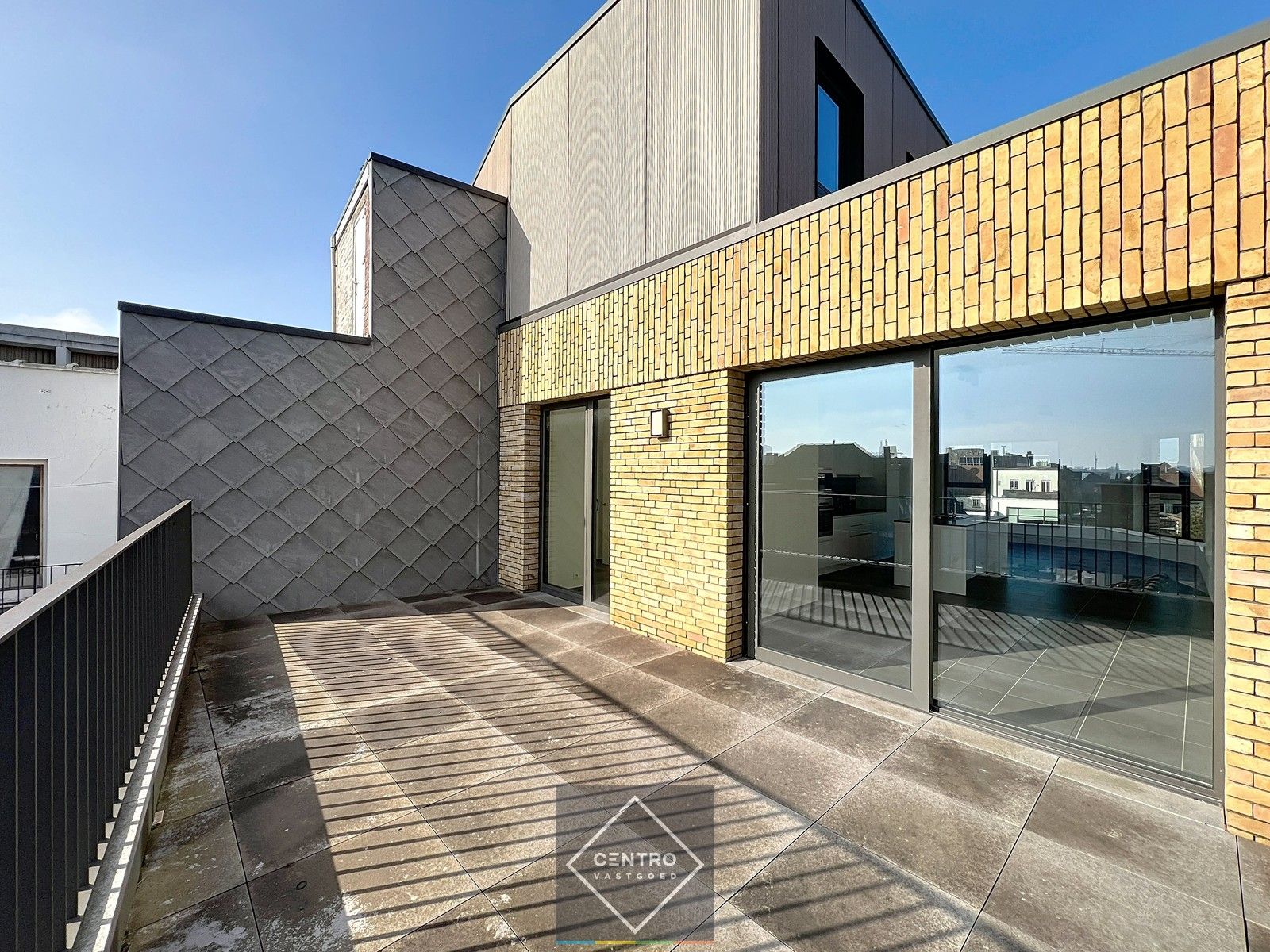 NB-appartement (103m²) met RUIM zonneterras (26m²) pal in het CENTRUM van Kortrijk ! Aankoop aan 6% BTW mogelijk! foto 3
