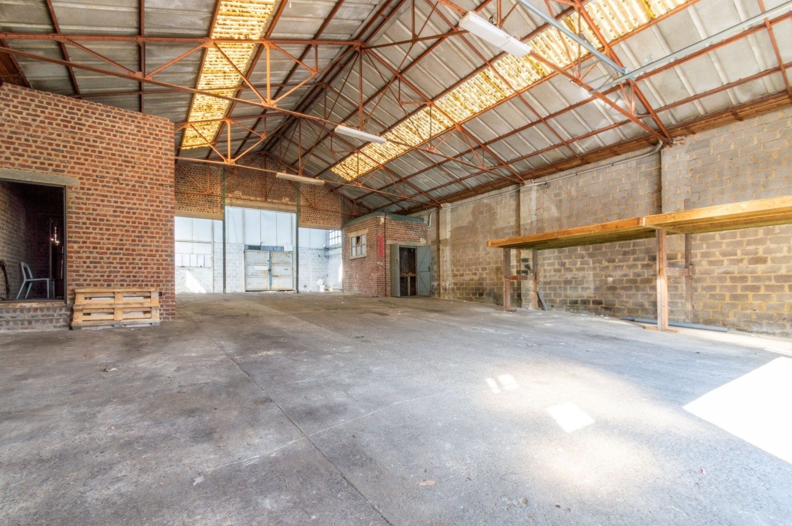 Een uitstekend gelegen geheel van KMO-units / werkplaatsen foto 12