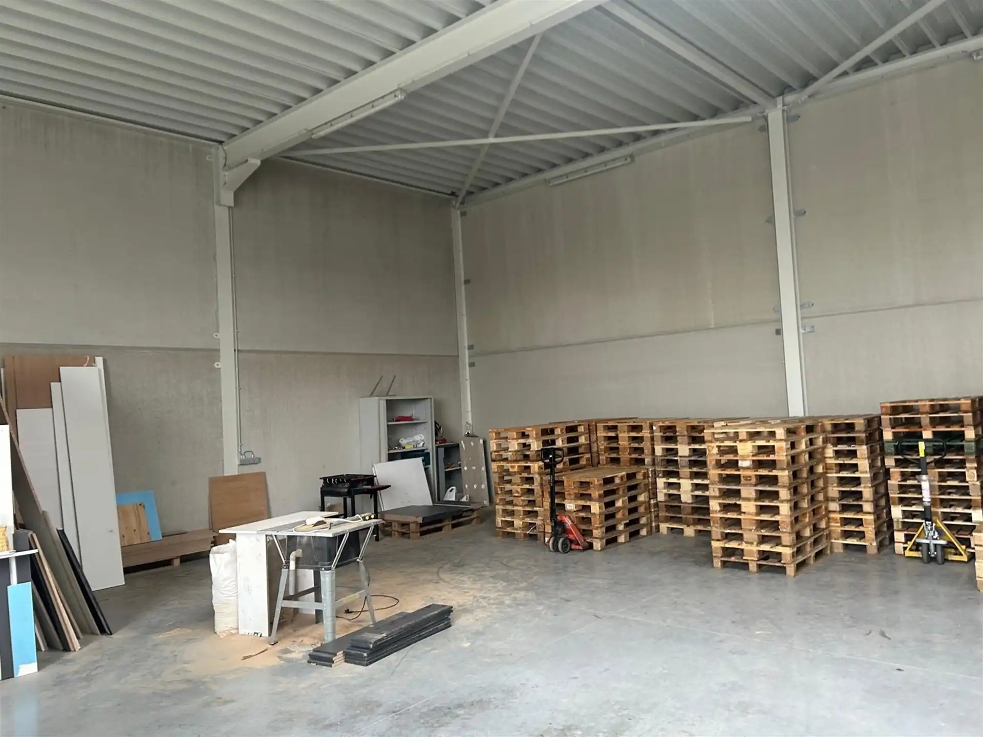 Magazijn van 180m² met 2 autostaanplaatsen foto 6