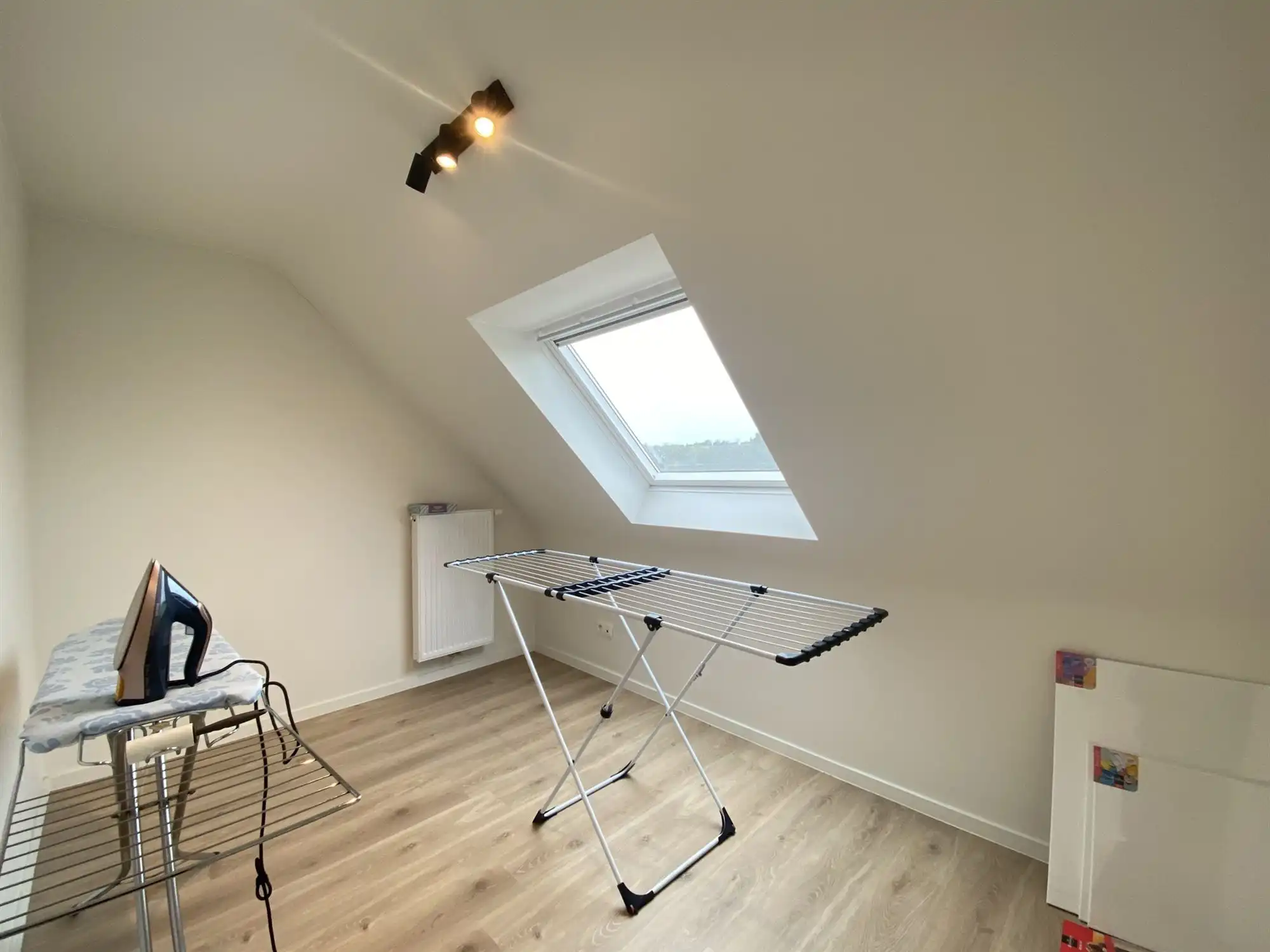 Mooi afgewerkte halfopen woning met 4 slaapkamers en inpandige garage foto 17