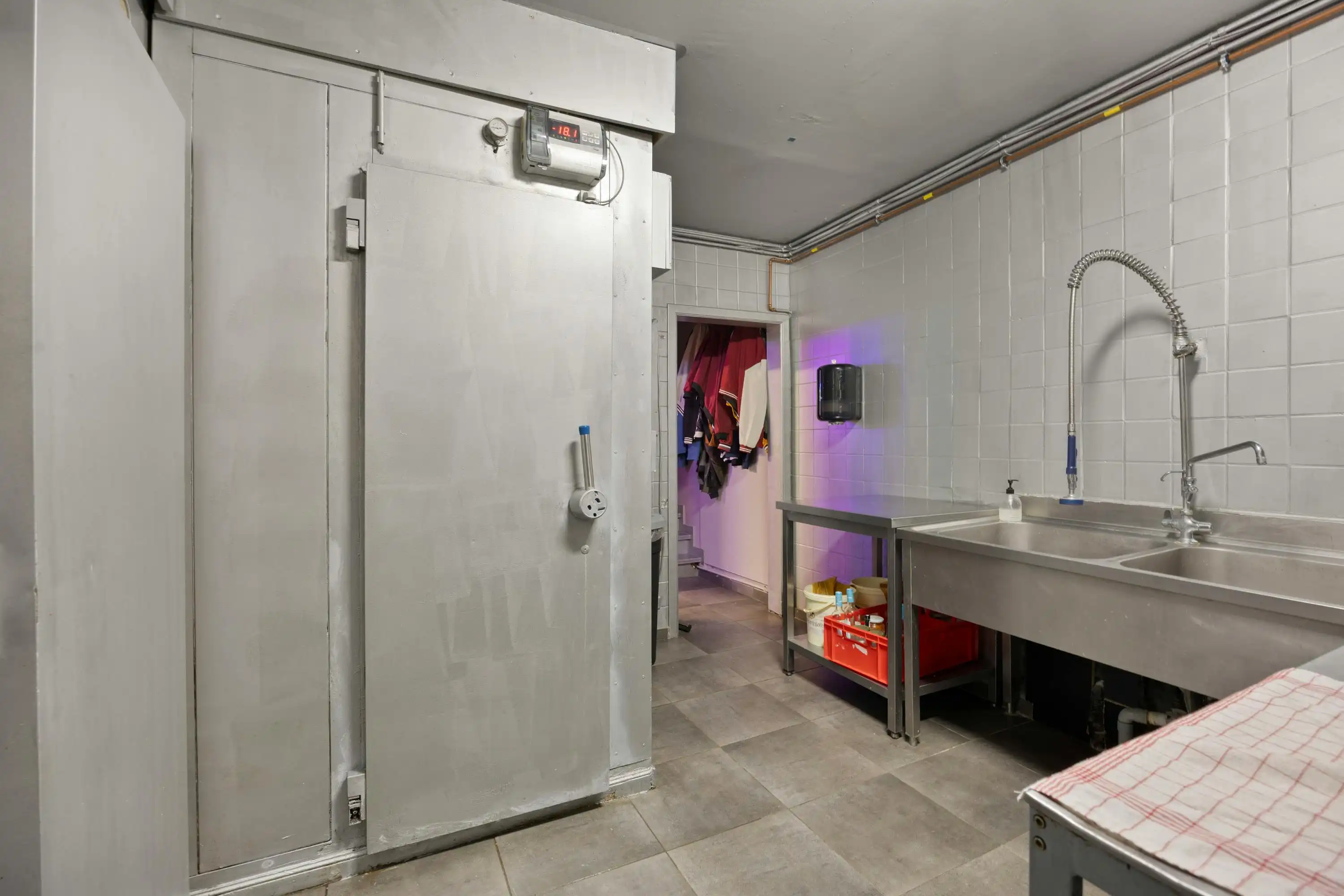 Handelsgelijkvloers met appartement op de markt in Ternat foto 8