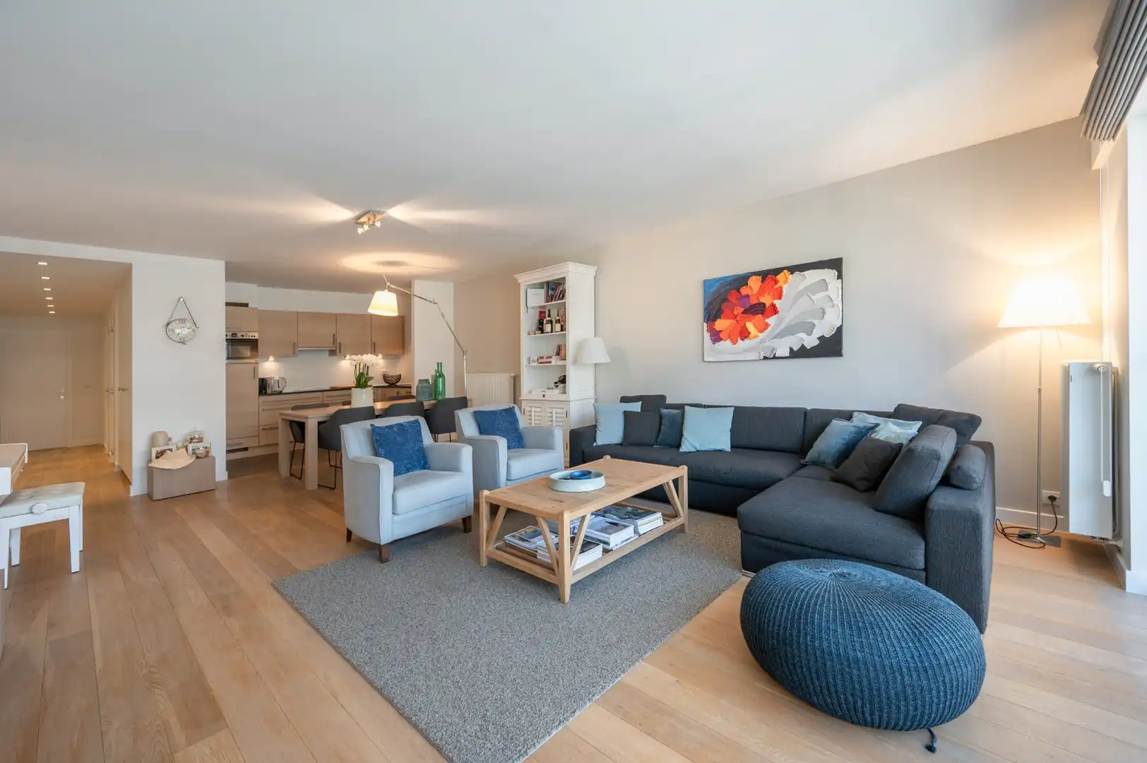 Ruim en instapklaar appartement met drie slaapkamers, centraal gelegen in Knokke. foto {{pictureIndex}}