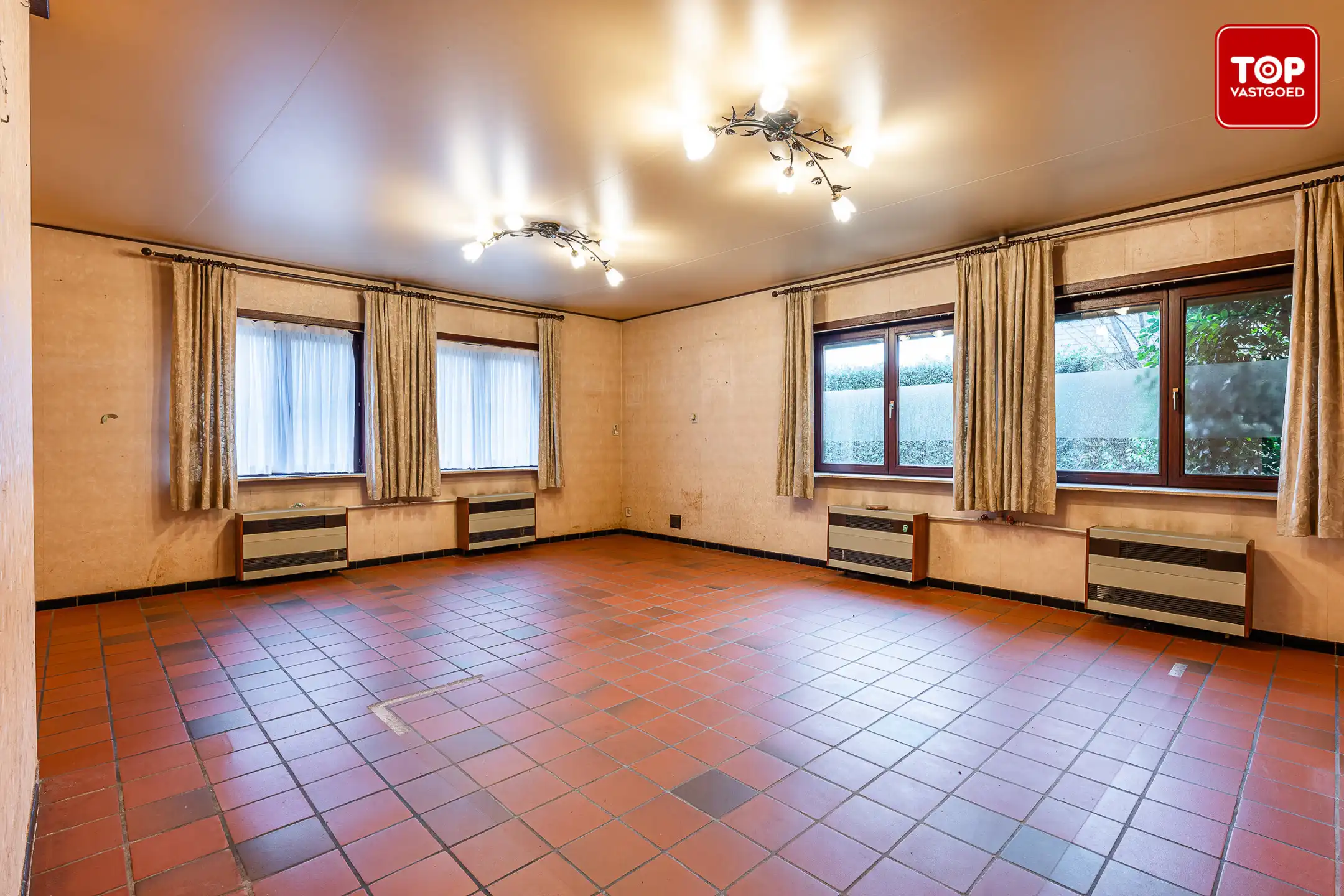 Ruime woning met veel potentieel in rustige wijk foto 4