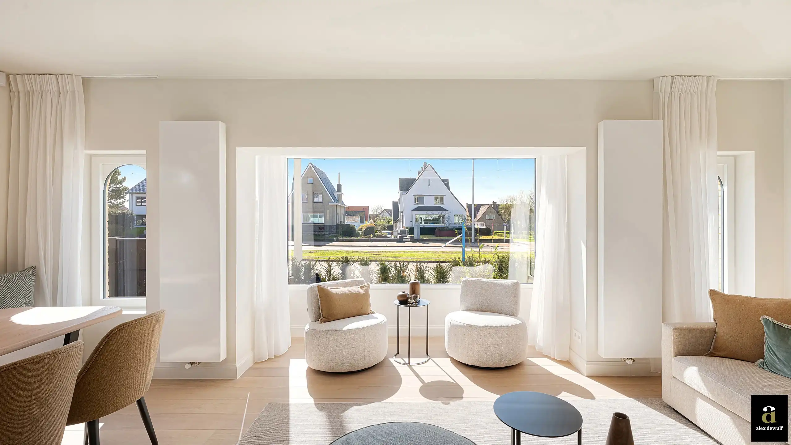 Uitstekend gelegen, volledig gerenoveerde koppelvilla te Duinbergen, op wandelafstand van het strand en de duinen. foto {{pictureIndex}}