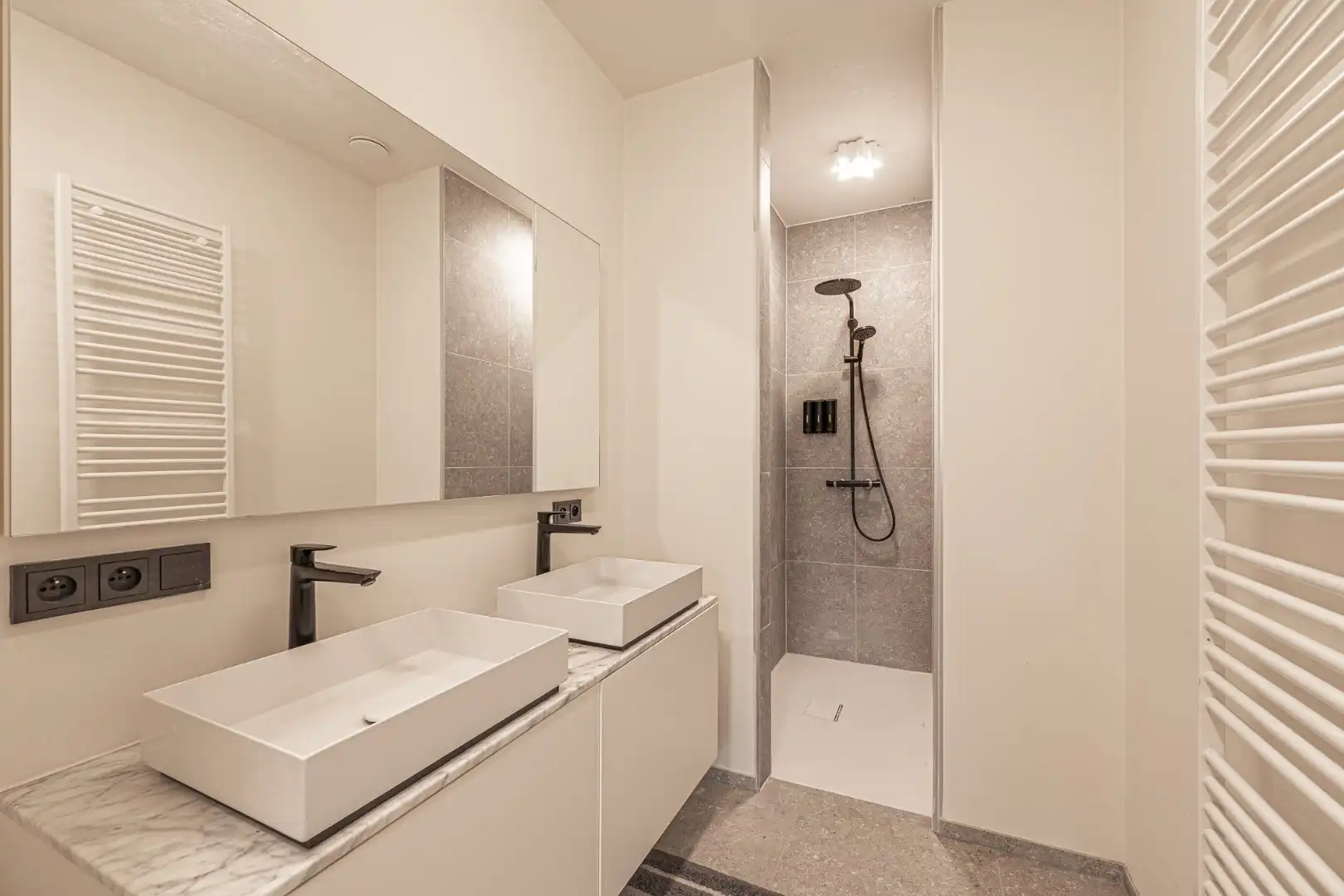 Recent, instapklaar appartement met overdekte staanplaats aan de Broeltorens in Kortrijk foto 8