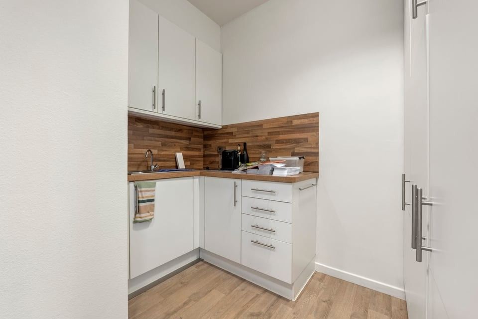 RUIME KANTOORRUIMTE VLAKBIJ HET CENTRUM VAN SINT-TRUIDEN foto 11