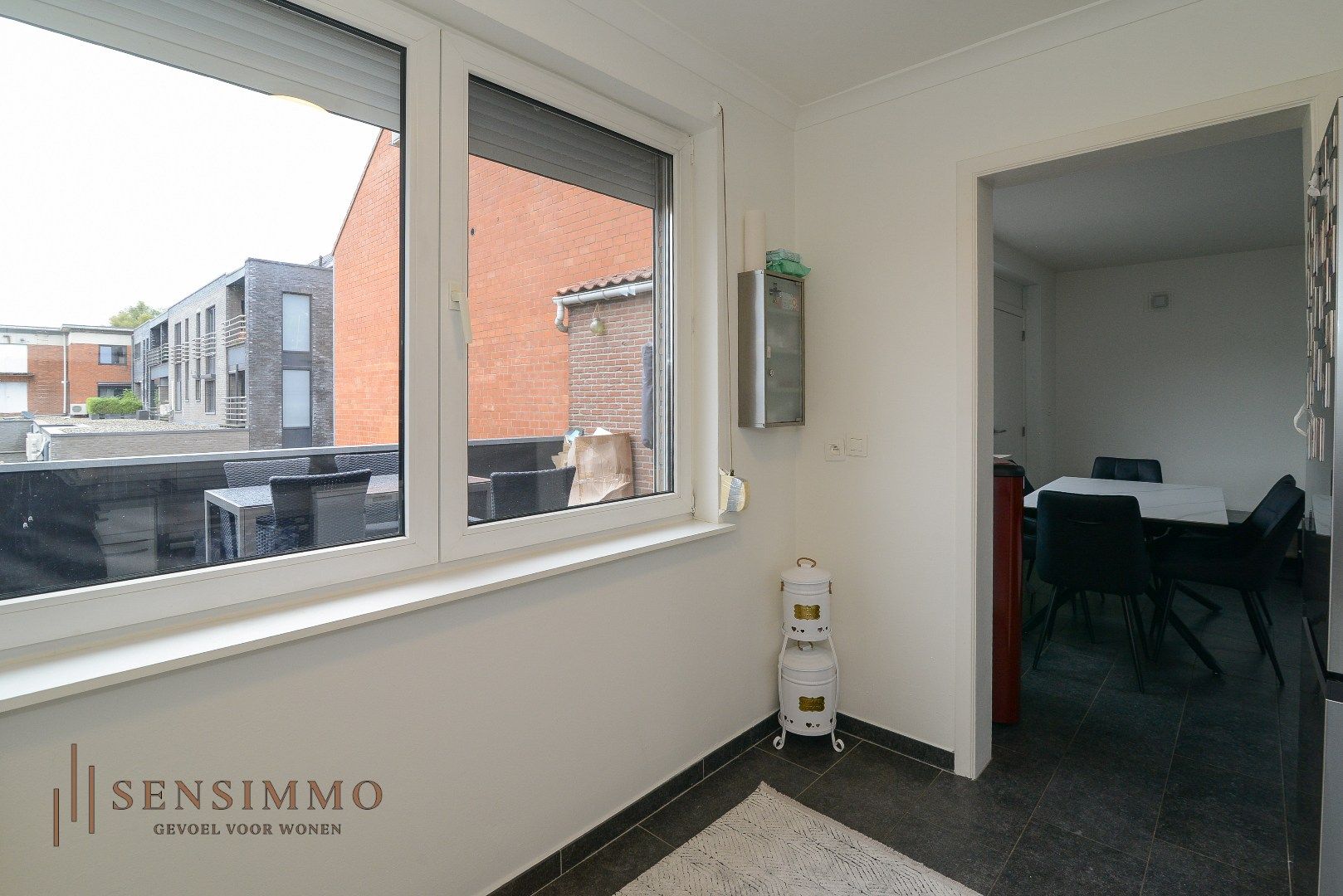 Gerenoveerd appartement met terras en 2 slaapkamers in Genk foto 7