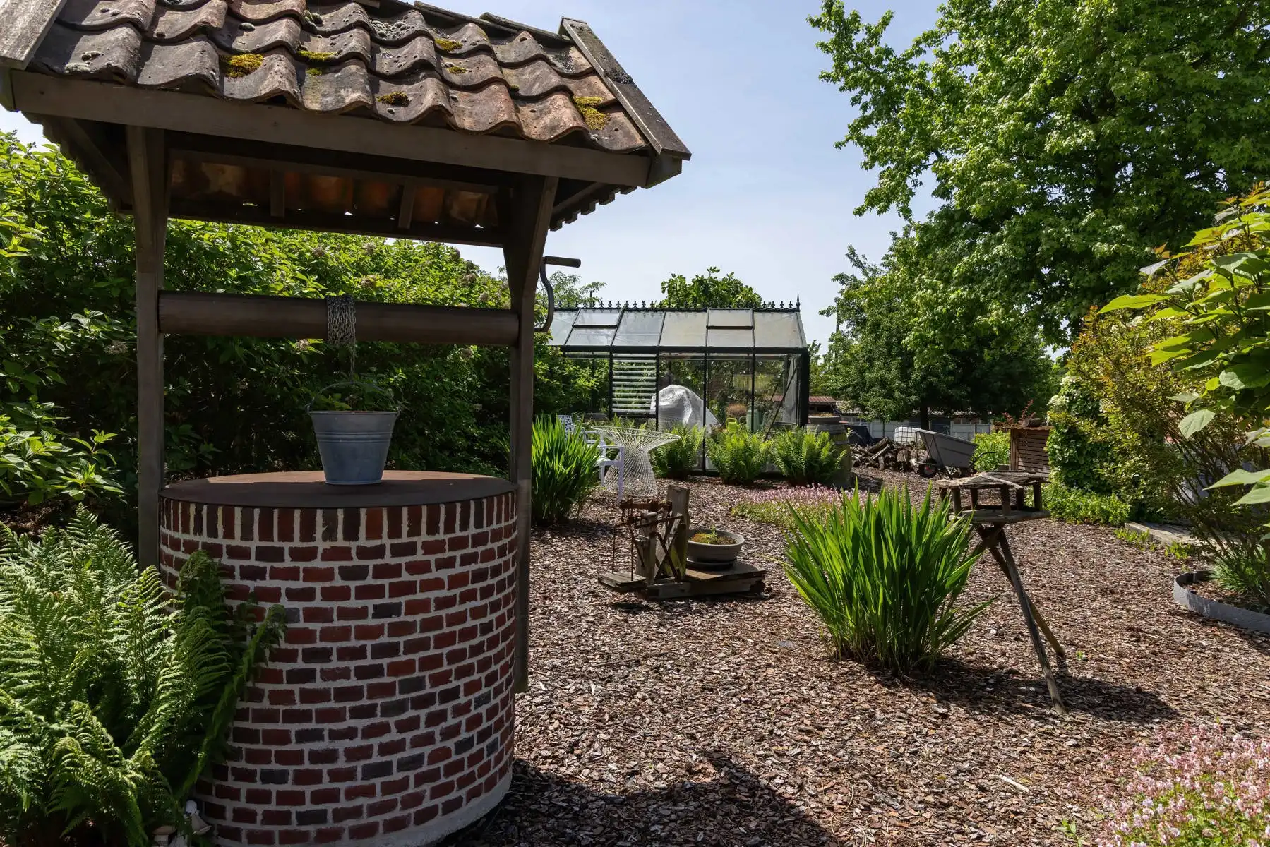 Landelijke villa met werkruimte, paardenstal en grote tuin foto 27