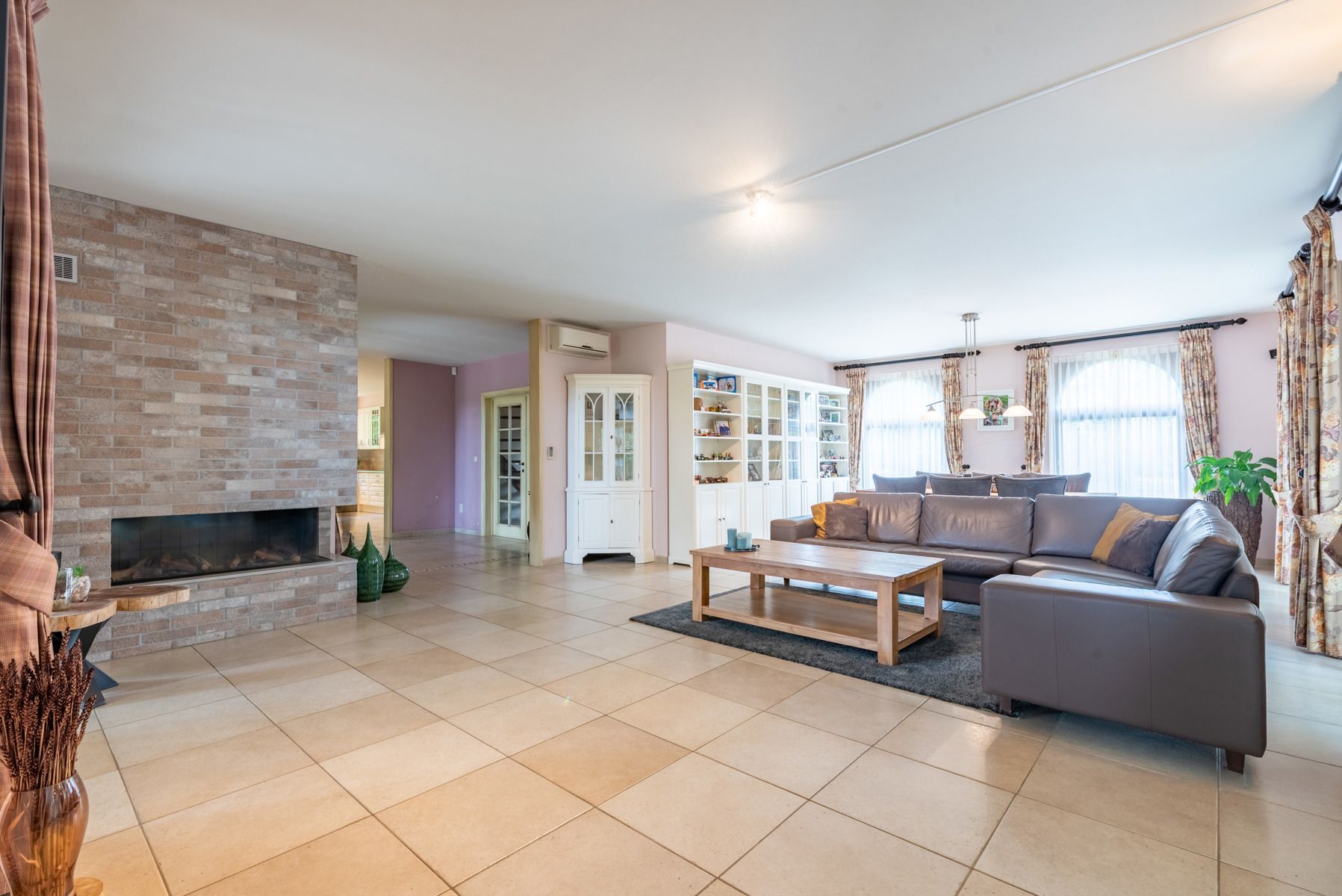 Riante villa met 5 slaapkamers, 4 badkamers en binnenzwembad foto 5