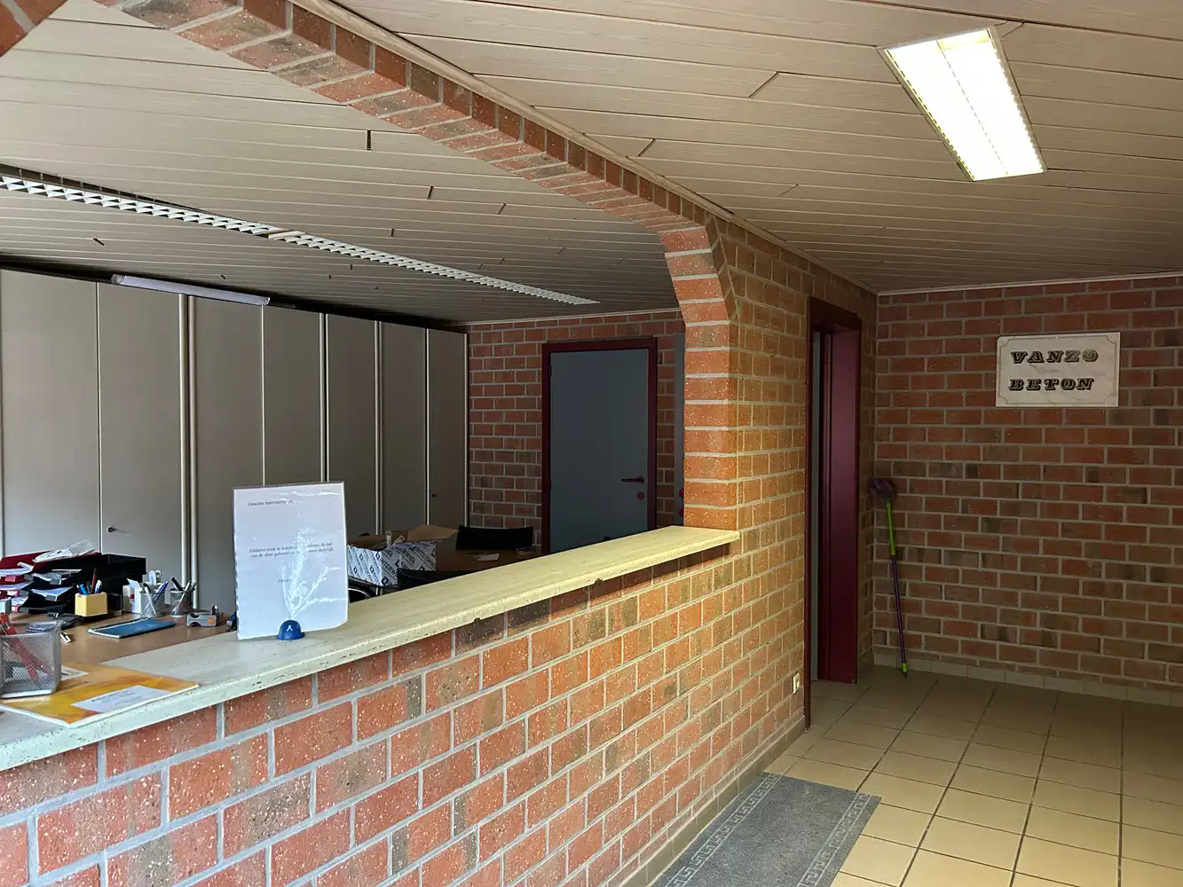 BEDRIJGSPANDEN MET KANTOREN EN MACHINES EN ROLLEND MATERIEEL foto 3