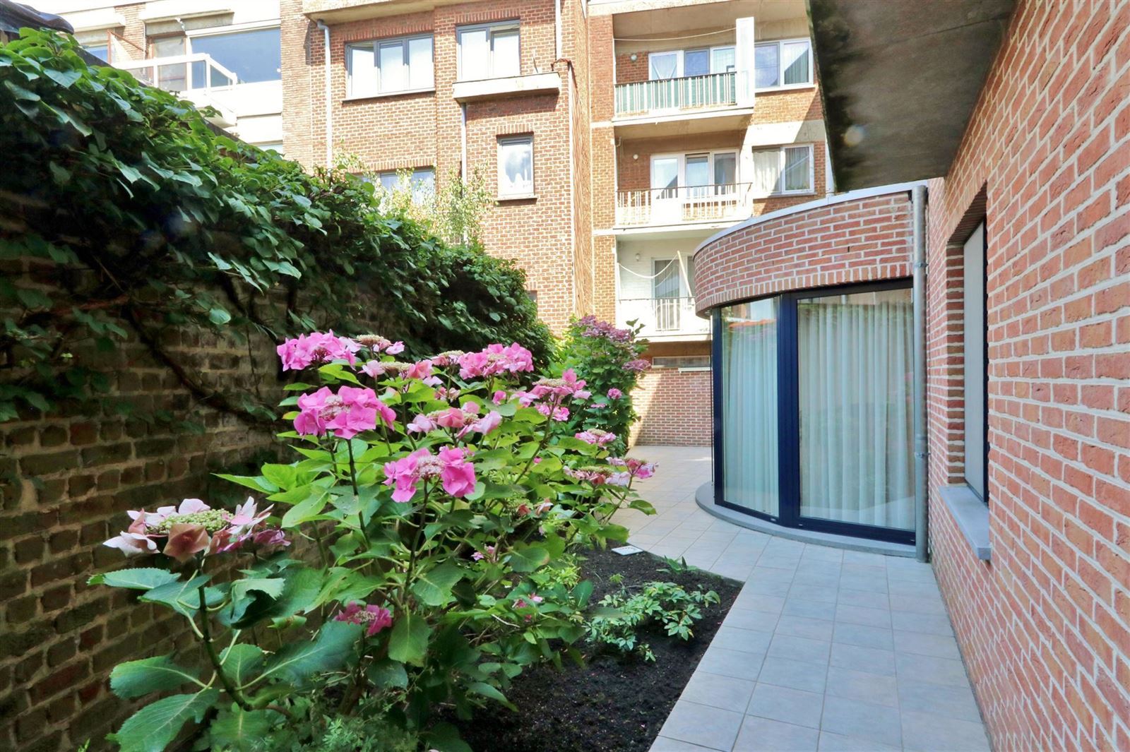 Ruim gelijkvloers appartement (99m²) met 2 slaapkamers, terras en garage foto 2