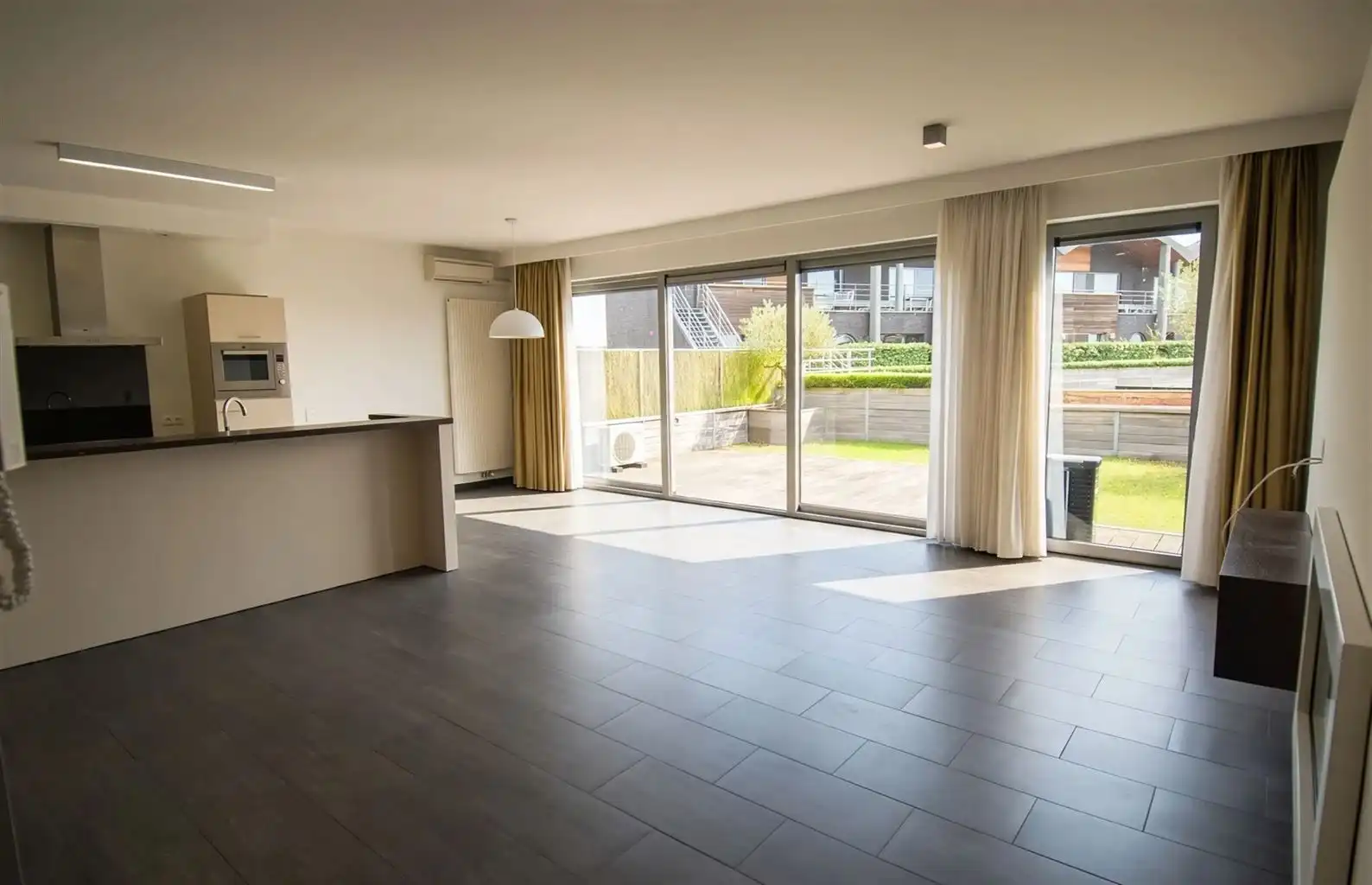 Prachtig appartement met 2 slaapkamers, terras en garagebox gelegen in Residentie Kloosterbempden, midden in het centrum van Maaseik. foto 4