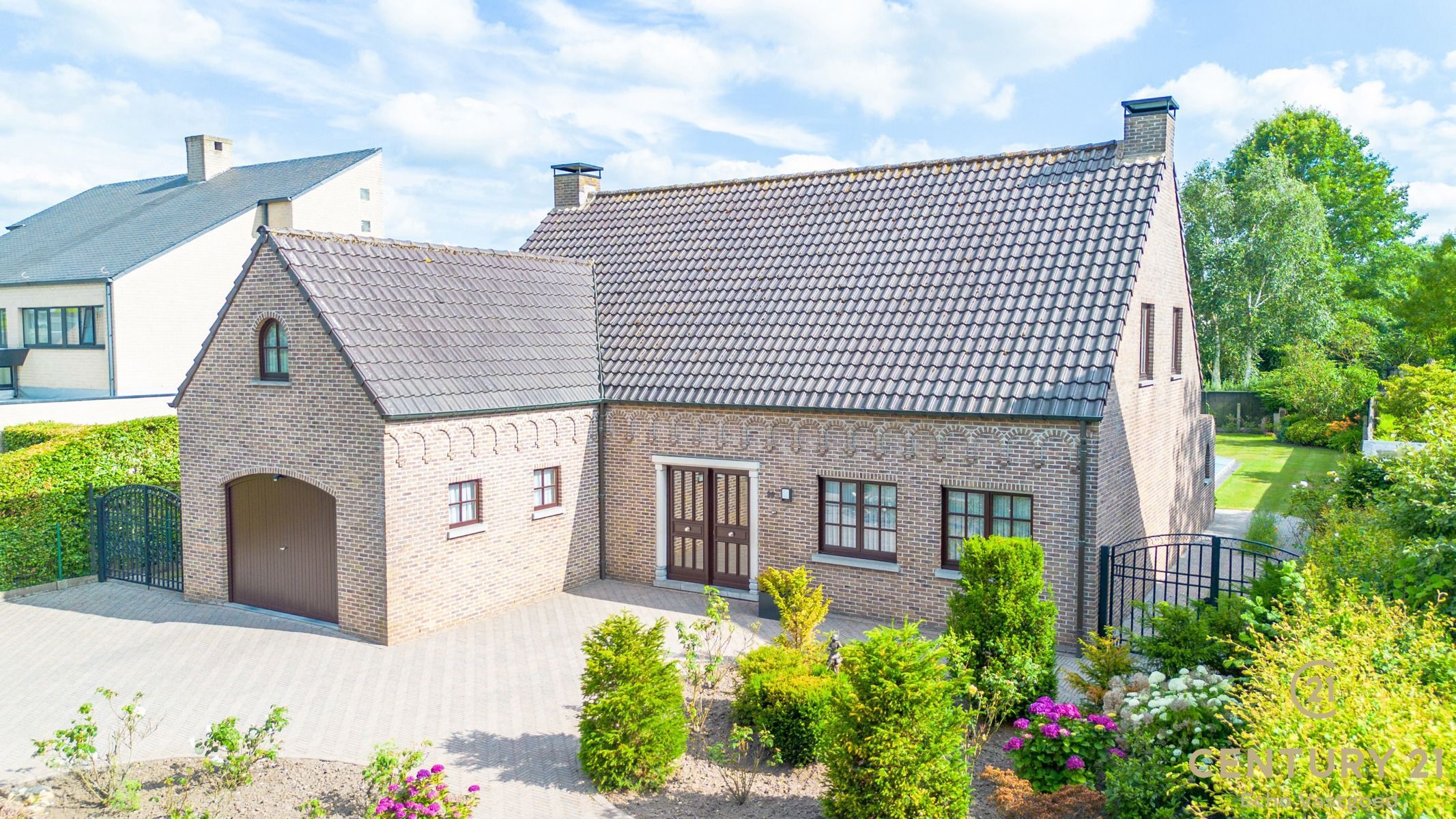 Vrijstaande, ruime instapklare villa met zwembad foto 2
