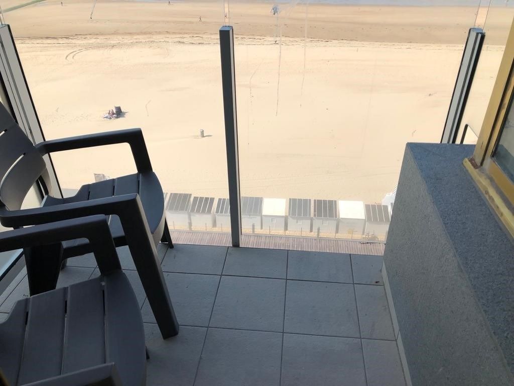 Exclusief luxe   3 slpk.  appartement met frontaal zeezicht en centraal op Zeedijk .    3  terrassen !  Direct aan het strand op topligging! foto 8