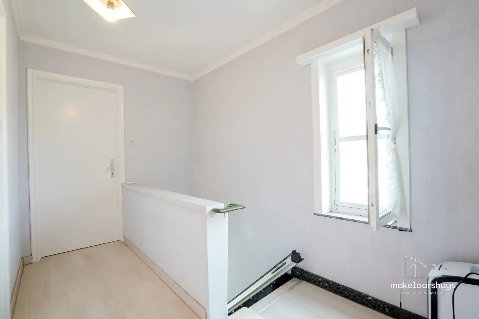 Ruime open bebouwing  met 3 slaapkamers,  bijgebouwen en parkeerplaatsen foto 14