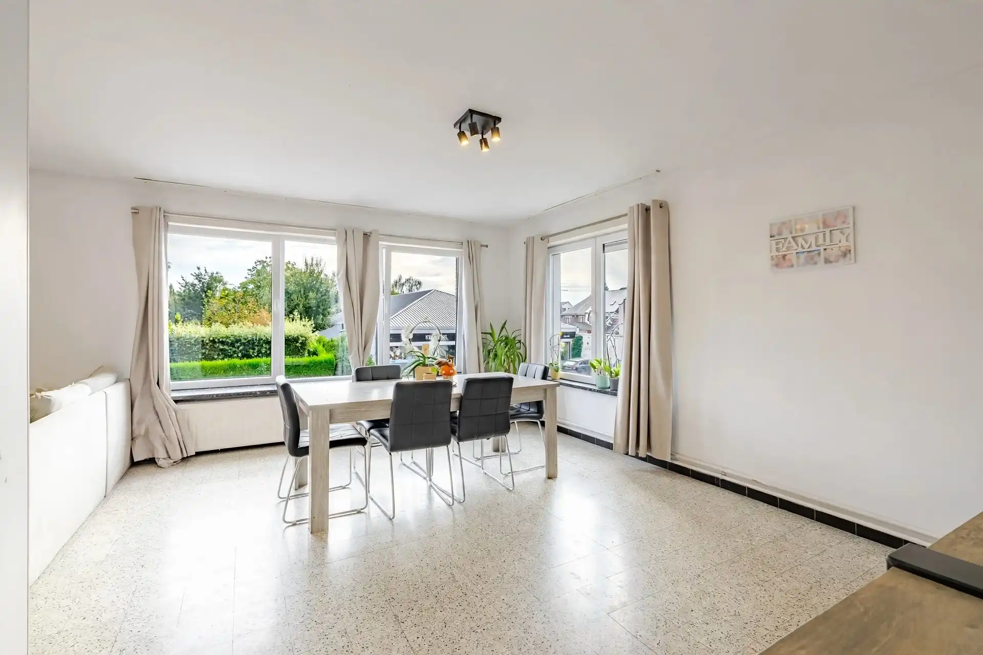 Gunstig gelegen appartement met 2 slaapkamers foto 3