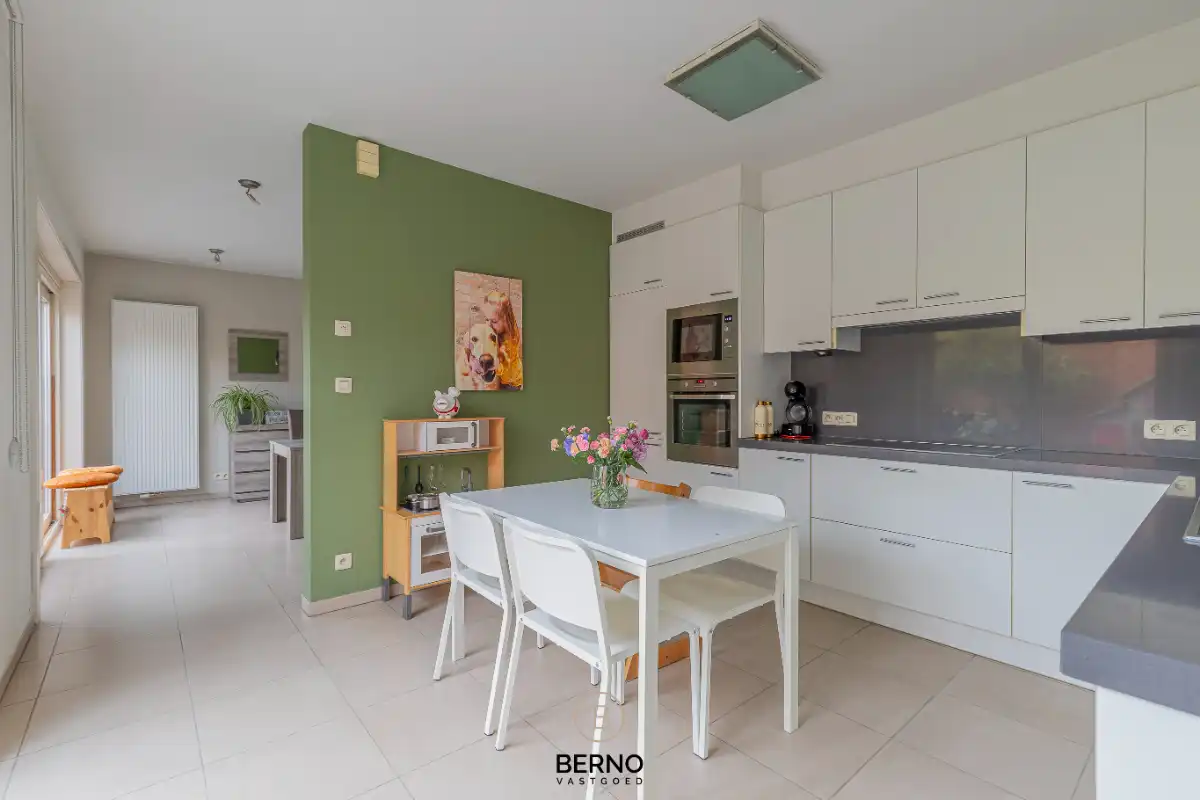 Recente en ruime gezinswoning met zonnige tuin foto 6