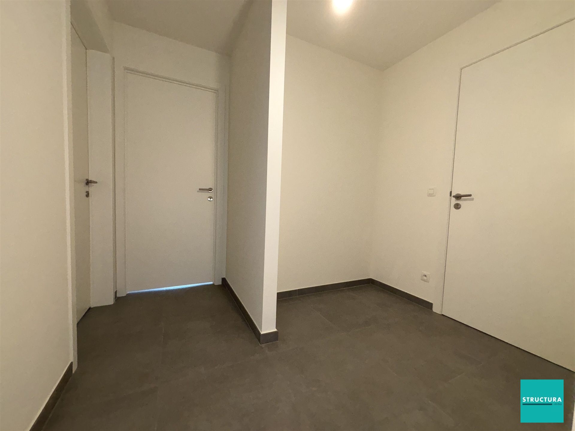 Ruim nieuwbouw appartement met tuin en staanplaats foto 8