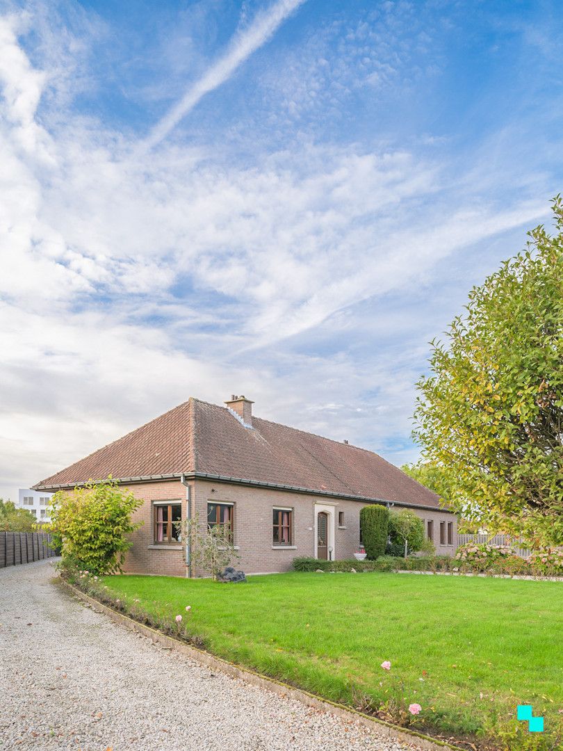 Hoofdfoto van de publicatie: Te renoveren halfopen bebouwing in het hart van Merelbeke