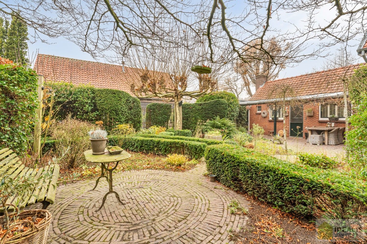 IDEALIS VASTGOED – Prachtige, stijlvolle woning met een aangename 123m² als bewoonbare oppervlakte. De woning omvat een lichtrijke ruime woonkamer voorzien van een pellet kachel en met een prachtige parketvloer dewelke overgaat in de keuken en 3 slaapkamers op een ruim en prachtig aangelegd perceel van 7a 42ca. Dit alles gelegen in een heerlijk rustige straat, op enkele minuten zowel van de centra van Pelt als Achel, doch ook op een steenworp van de Nederlandse grens, dichtbij Valkenswaard en Eindhoven. foto 32