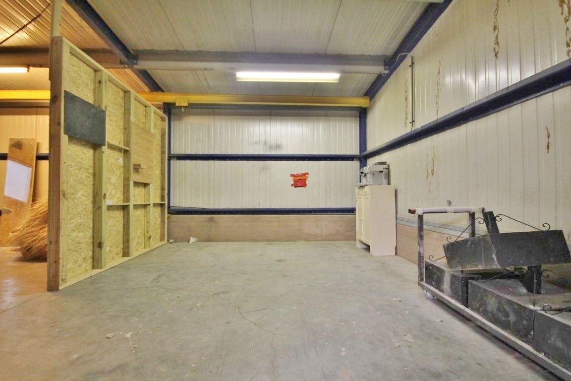 Instapklaar handelspand met magazijn op toplocatie in Sint-Truiden foto 22
