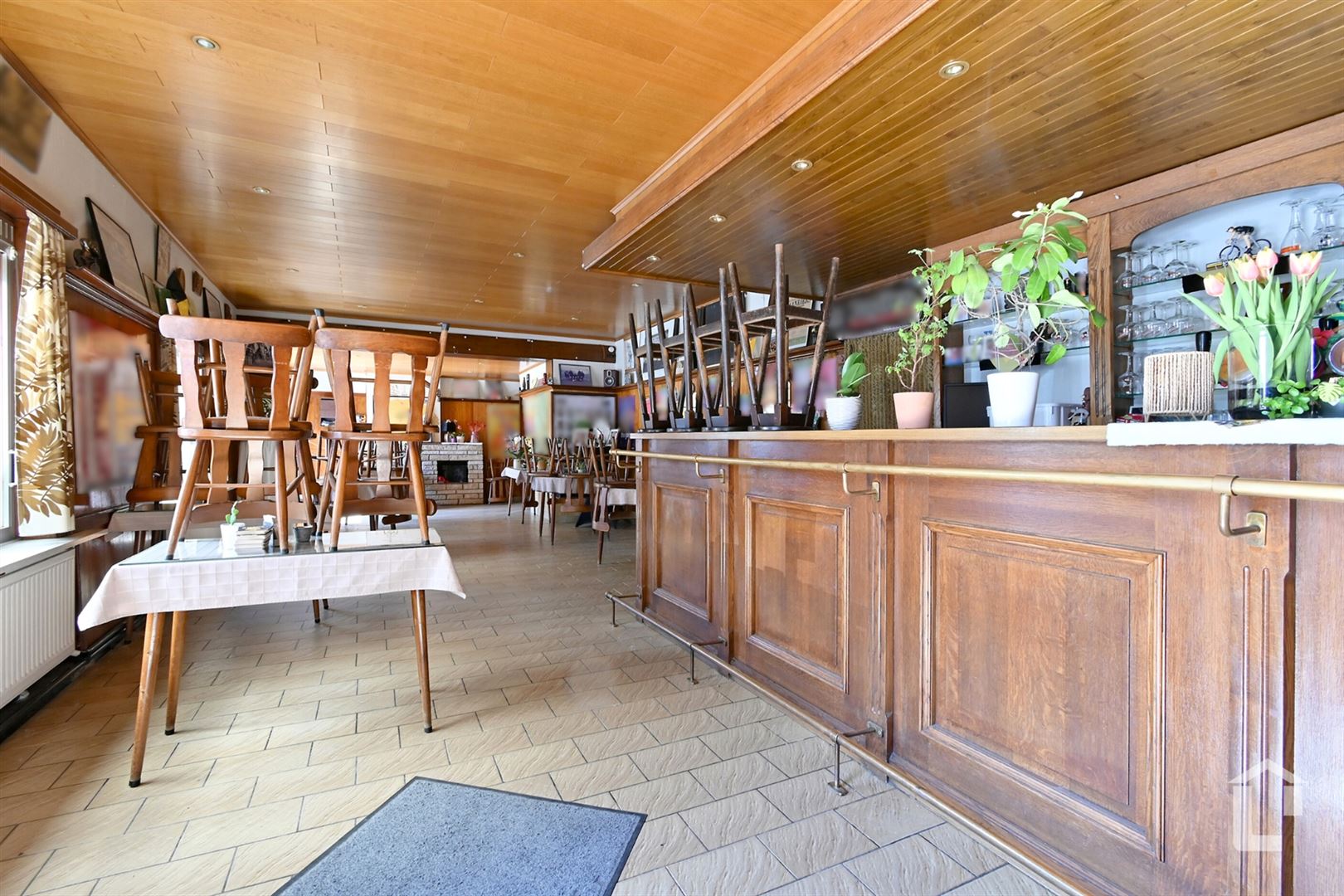 Handelspand met feestzaal op prachtig terrein met bos foto {{pictureIndex}}