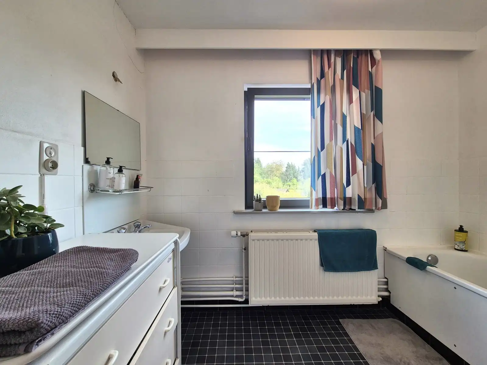 Lichtrijke halfopen woning met garage in een rustige straat foto 16