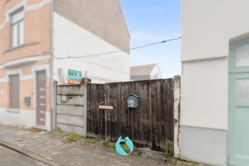 Hoofdfoto van de publicatie: Te renoveren pand in tweede bouwlijn met private oprit en tuin