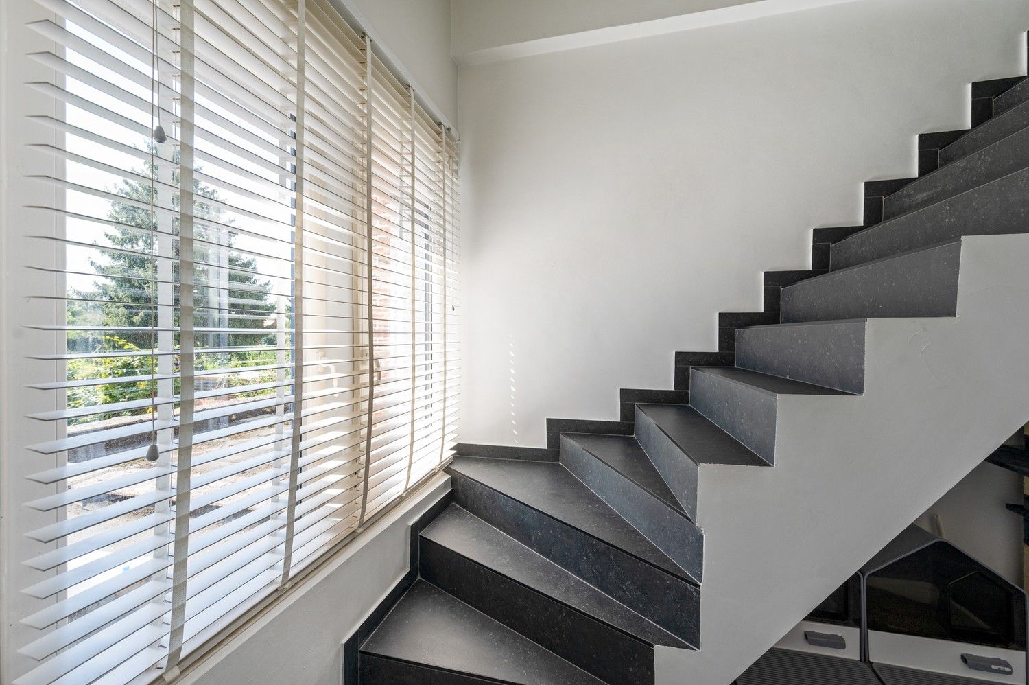 Instapklare, stijlvol gerenoveerde woning met tuin in hartje Broechem foto 11