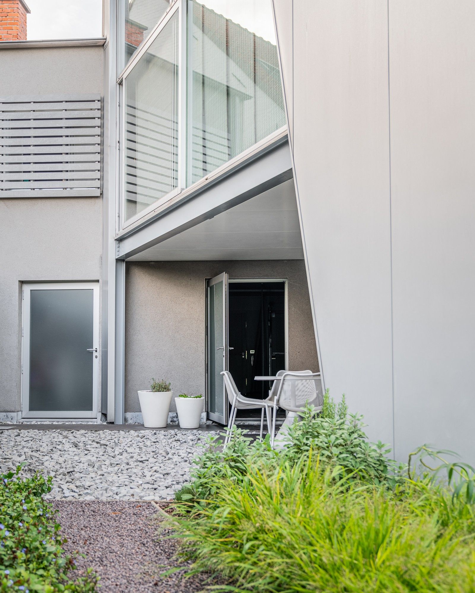 Instapklare design - minimalistische ARCHITECTENWONING  met ZW - private tuin op goede ligging. foto 18