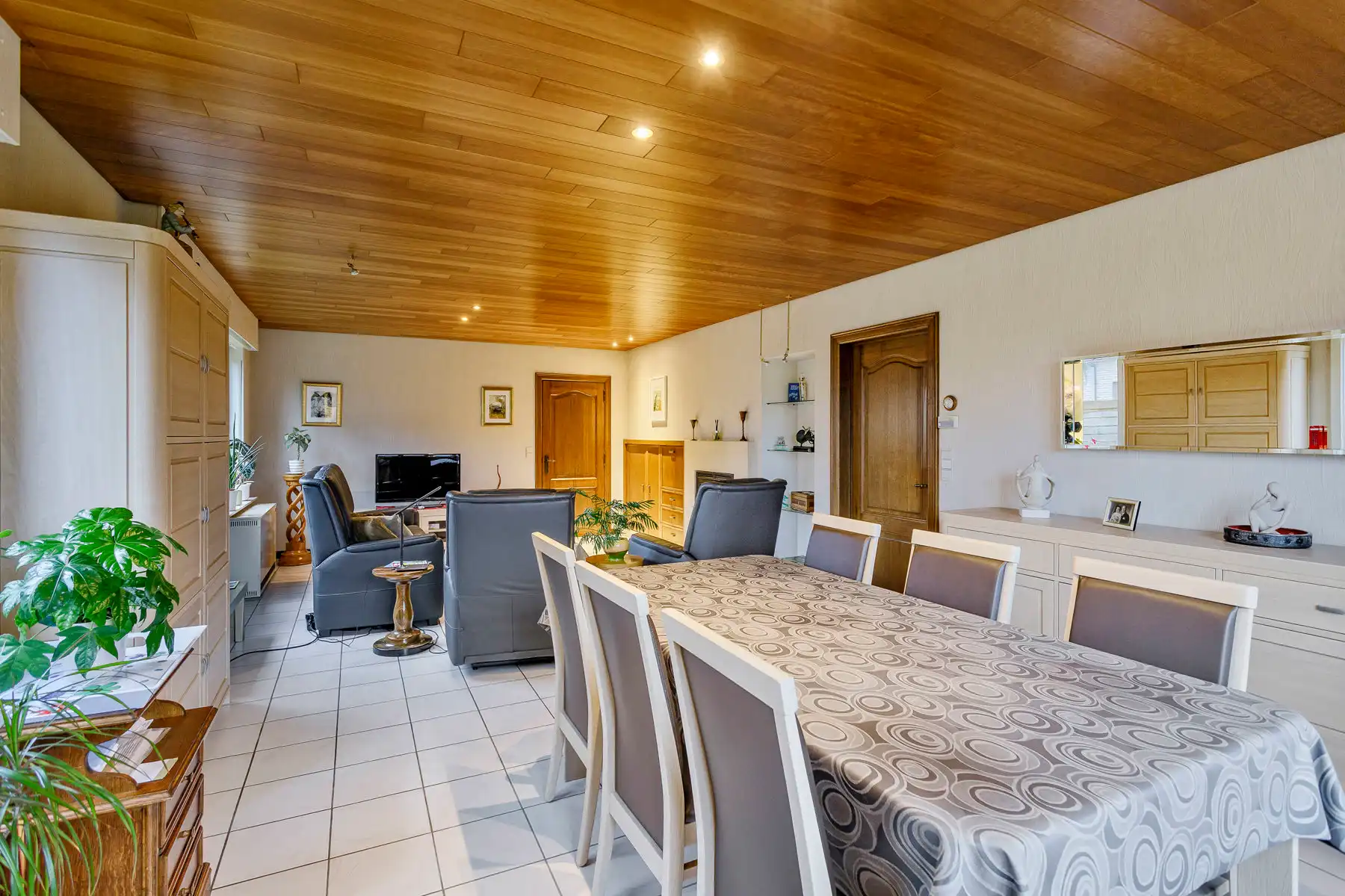 Gelijkvloerse gezinswoning met 4 slaapkamers en grote tuin foto 5