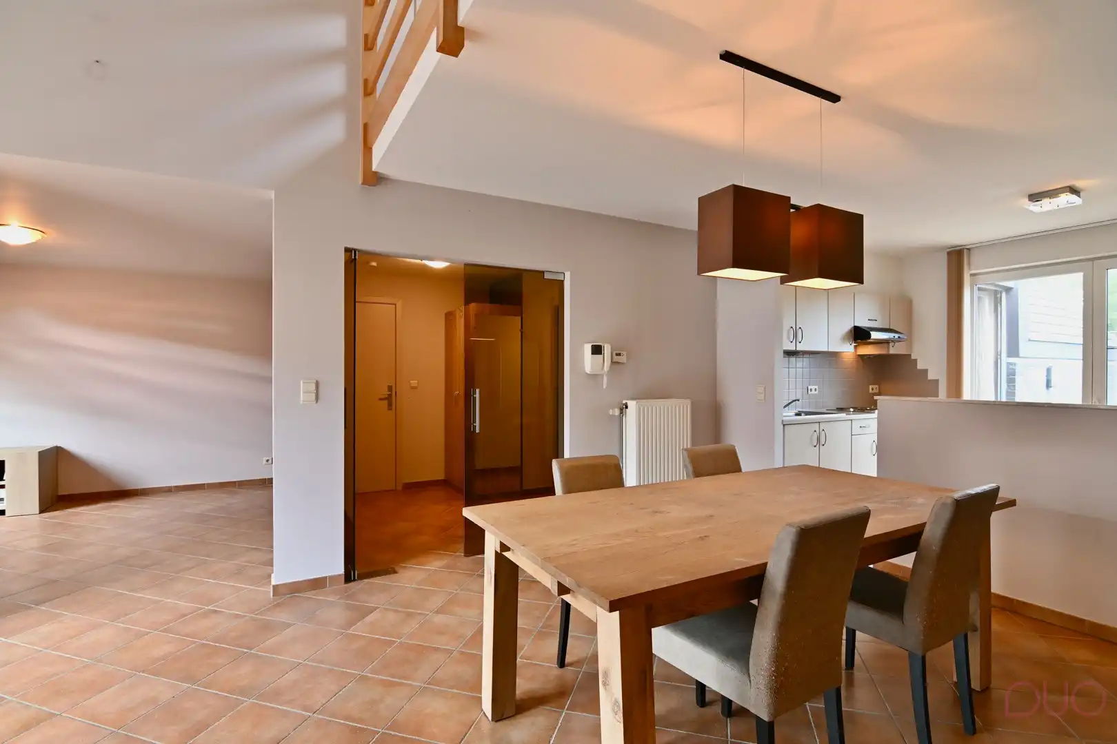Instapklaar duplex appartement met terras en garagebox op toplocatie in Sint-Truiden foto 3