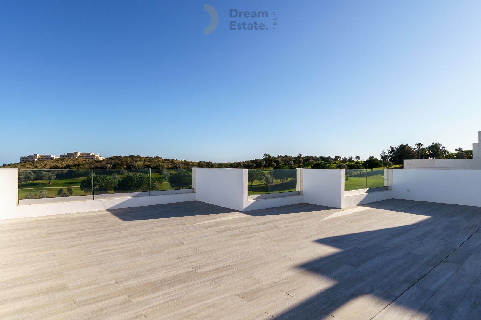 Nieuwbouwwoningen (nog slechts 2) tegenover de golf met zicht naar zee te Mijas. foto 17