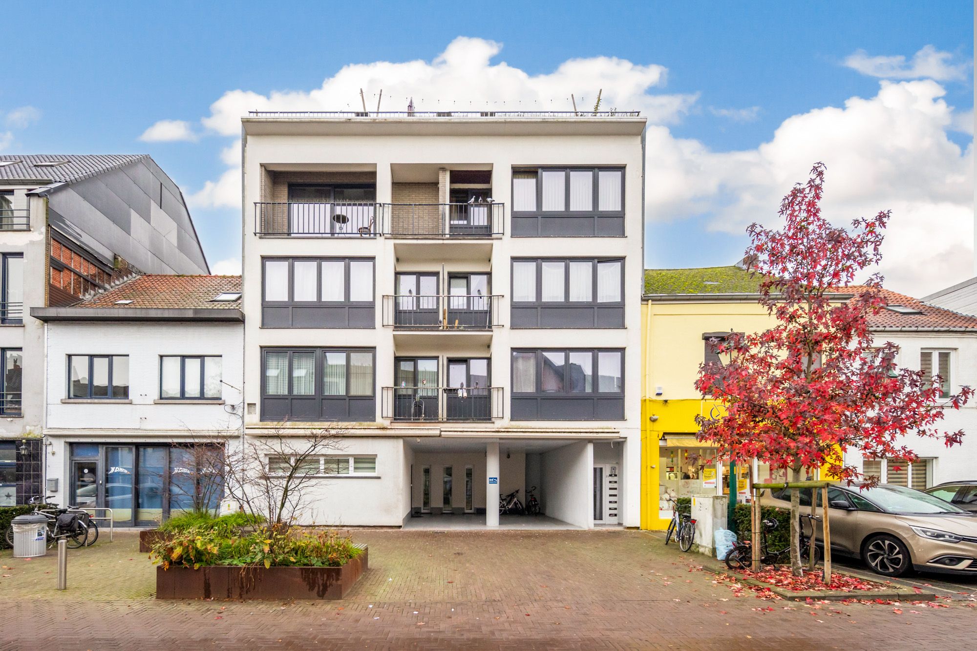 IDEALIS VASTGOED - CENTRAAL GELEGEN 2-SLPKMR APPARTEMENT IN HET CENTRUM VAN LEOPOLDSBURG! – Correct onderhouden appartement op de tweede verdieping (+-95m²) met een aangename leefruimte, aparte keuken, 2 slaapkamers, badkamer en apart toilet. Het appartement beschikt tevens over een lift en een privatieve kelder. Geschikt voor zij die zoeken naar betaalbaar wonen in het centrum van Leopoldsburg. foto 2