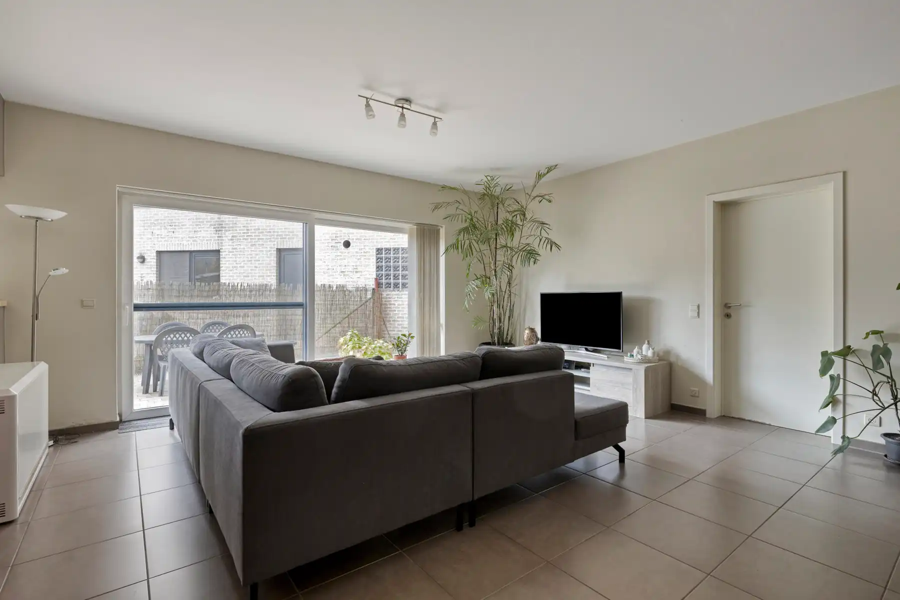 Gelijkvloers appartement met garagebox en ruim terras foto 3